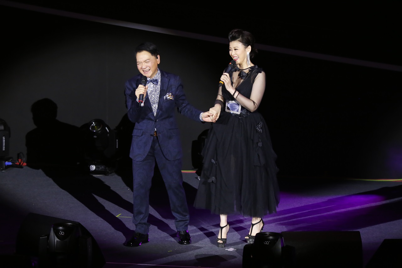 方馨（右）難得表現歌喉，與葉啟田對唱〈愛情限時批〉。
