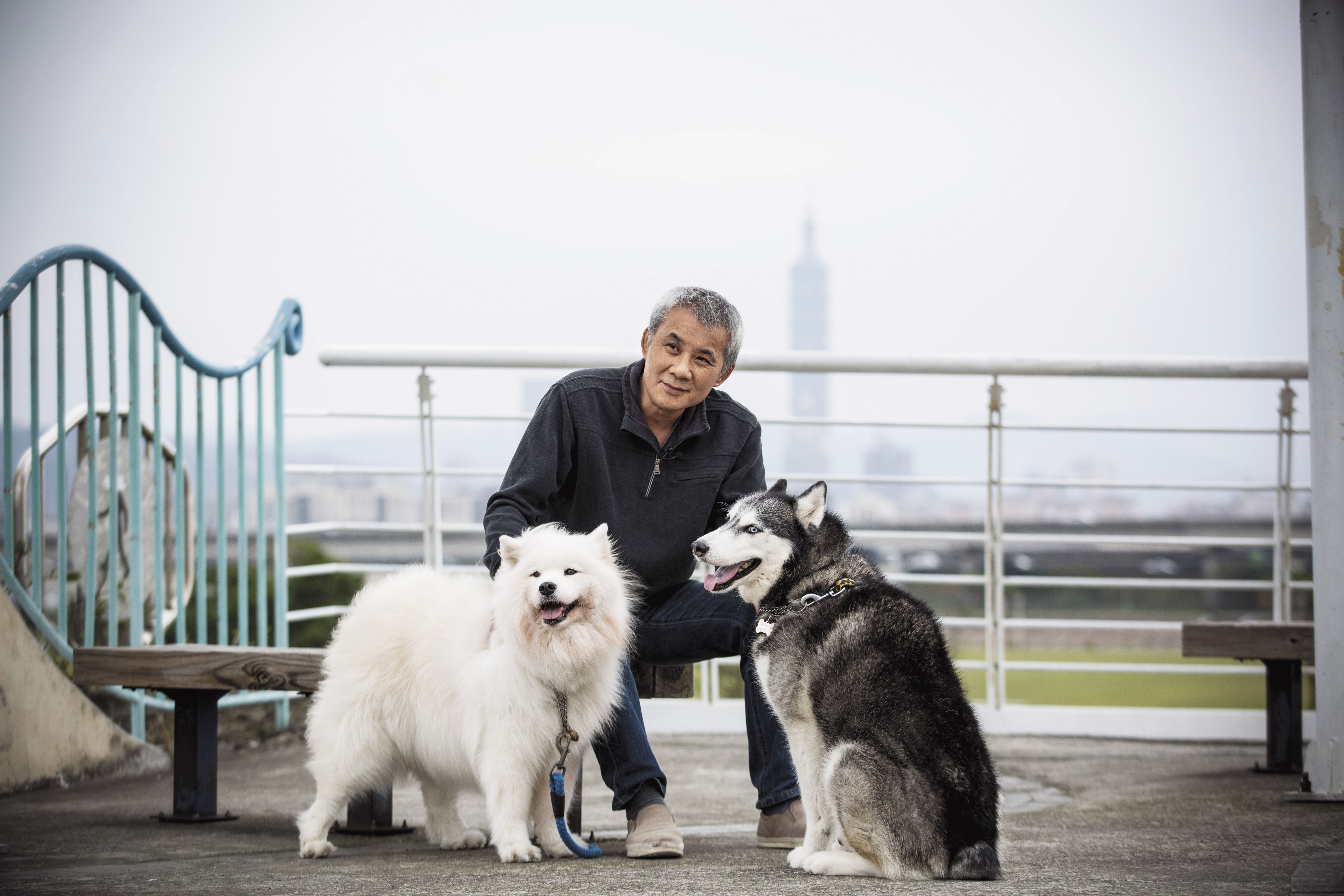 黑金城十分疼愛他飼養的「黑咪」（右）與「木蘭」（左），每天都會帶牠們去公園散步。