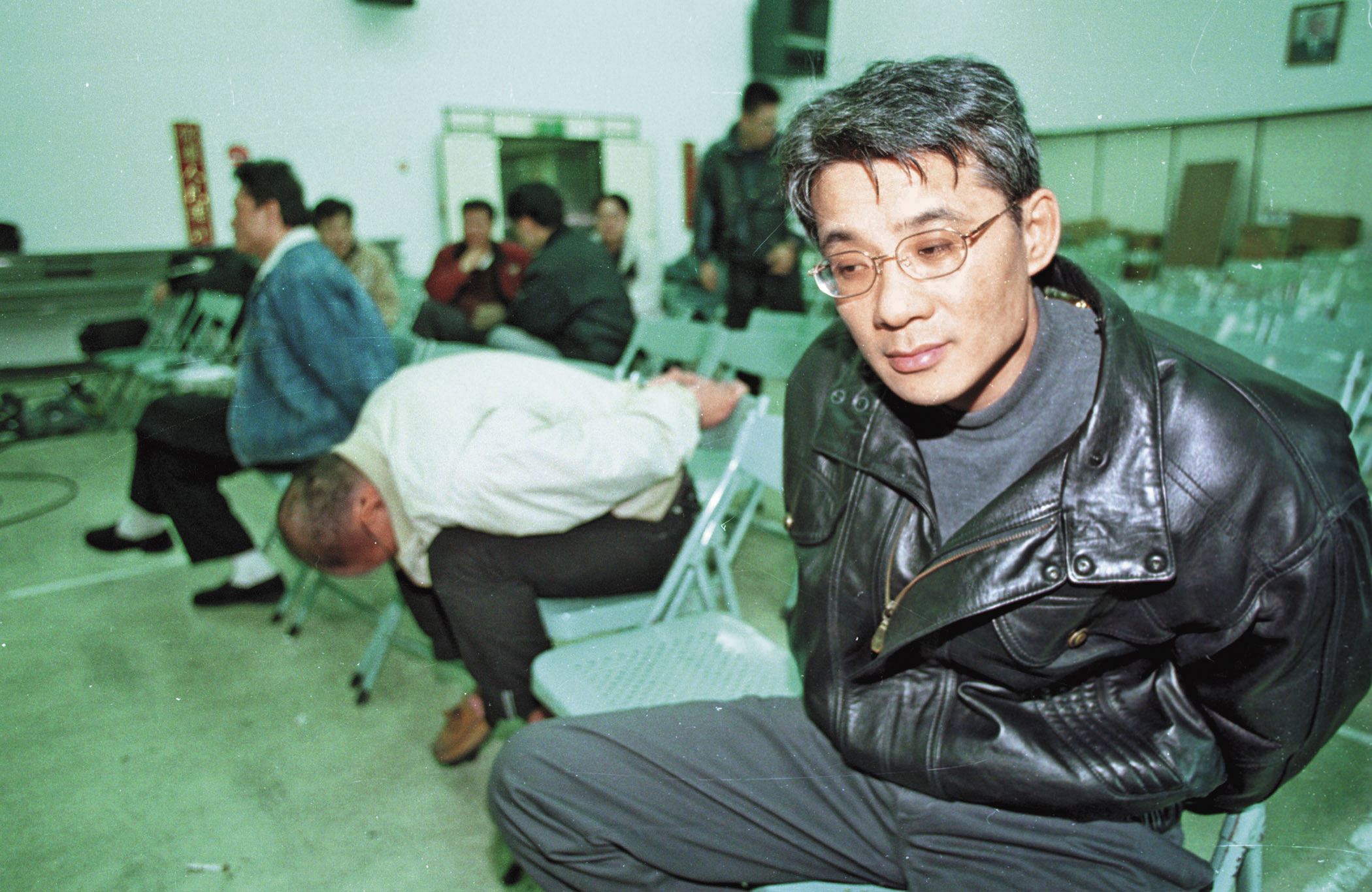 1999年，黑金城（右）2度被捕，面對隨之而來的牢獄之災，他神情無奈。（中央社）