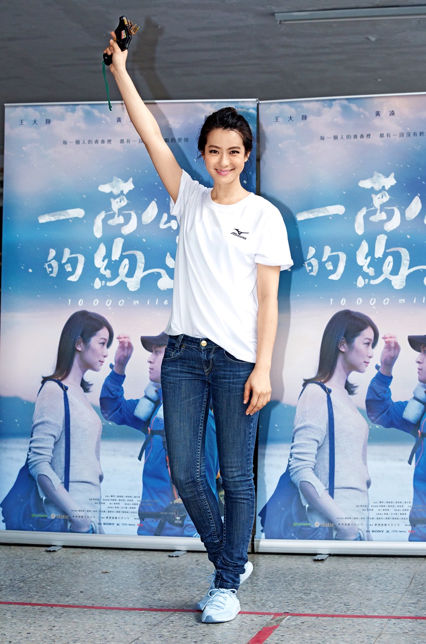 賴雅妍形象好,在《一萬公里的約定》飾演馬拉松教練,和主演《練習曲》的東明相,以台灣運動電影形象大使身分赴香港出席「台北—巴黎創投—合製片計畫暨台北世大運宣傳」記者會。