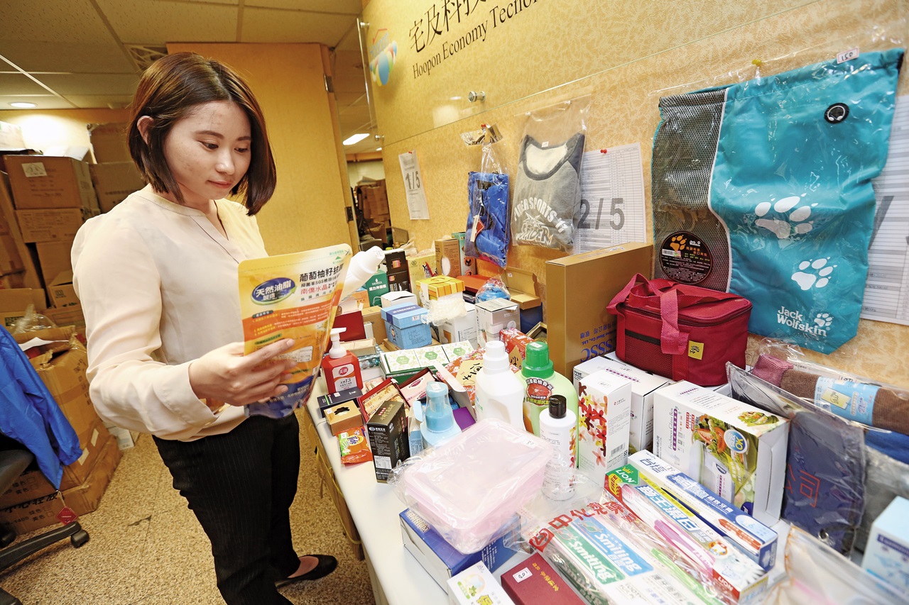 股東會贈品五花八門，從婆媽型的瓶瓶罐罐，到露營用品，應有盡有。