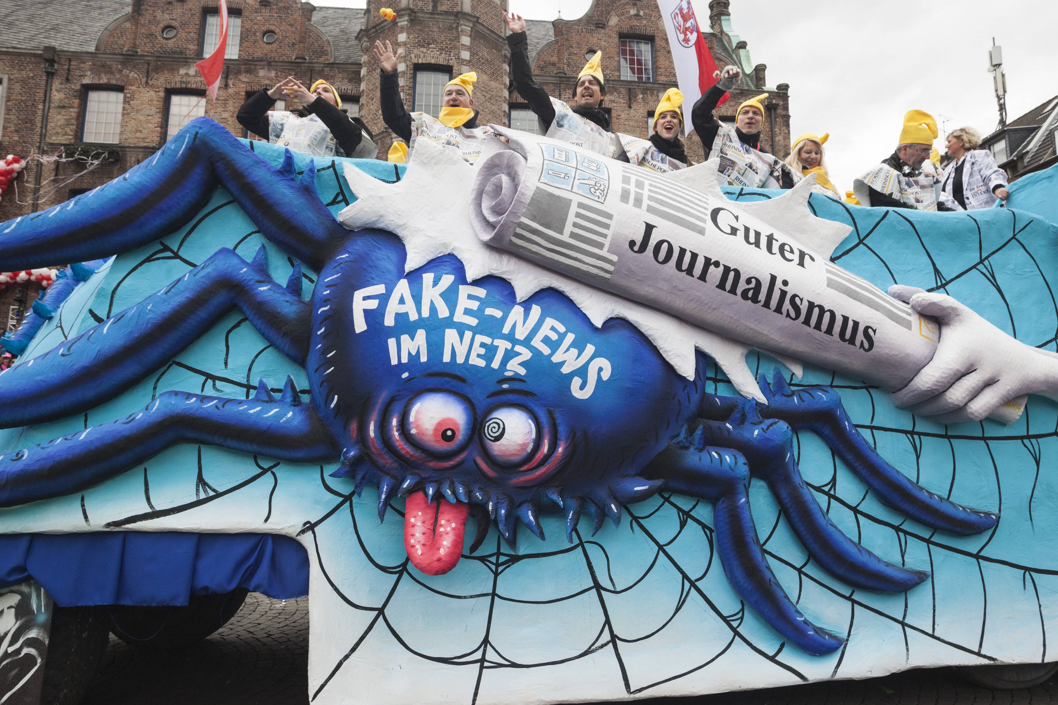 2017年2月27日，德國杜塞多夫「玫瑰星期一」嘉年華遊行中，以打擊網路假新聞為主題的花車。（東方IC）