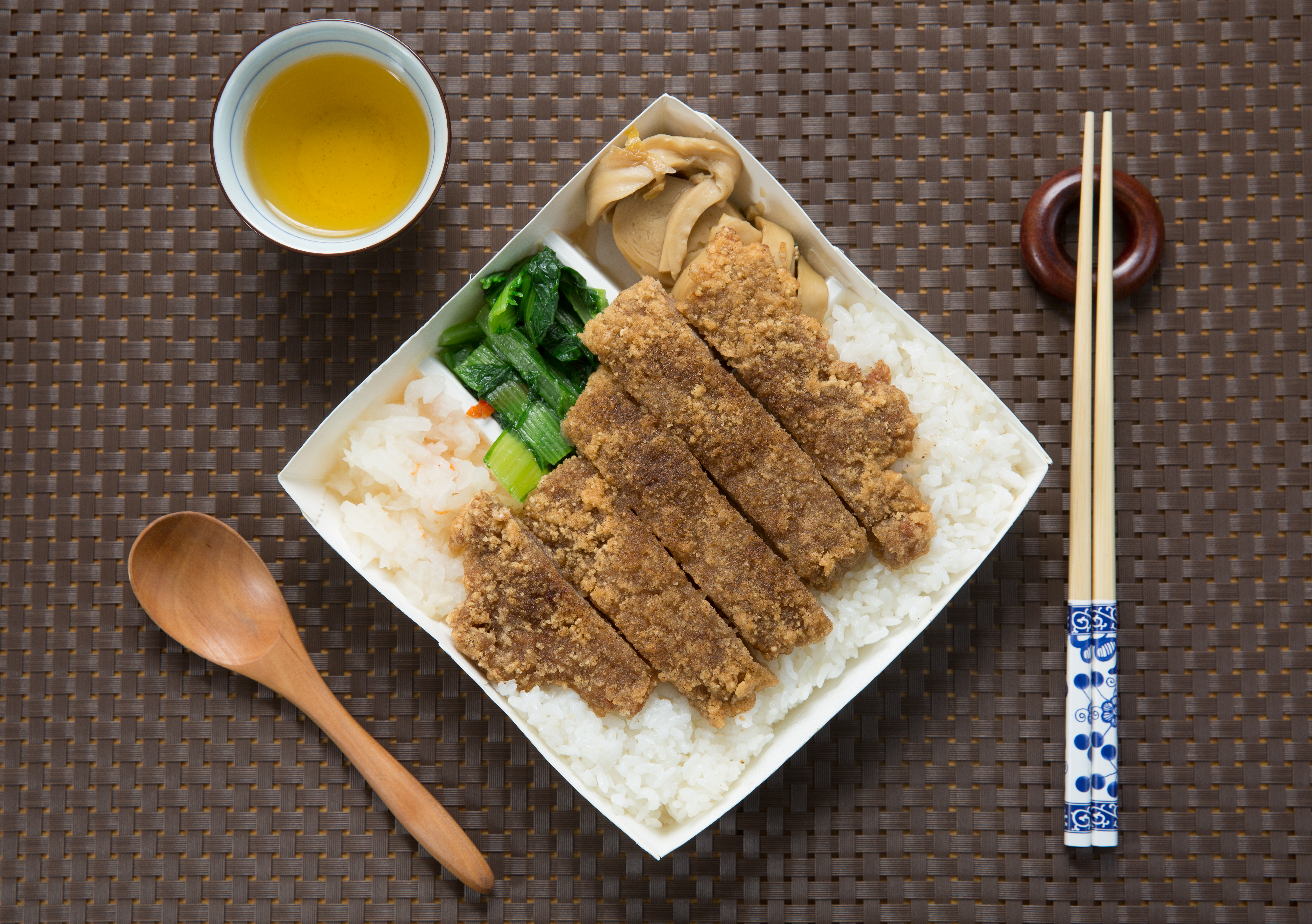 叫賣哥的午餐是一般的排骨便當,以前在夜市叫賣,他一天只吃一餐。
