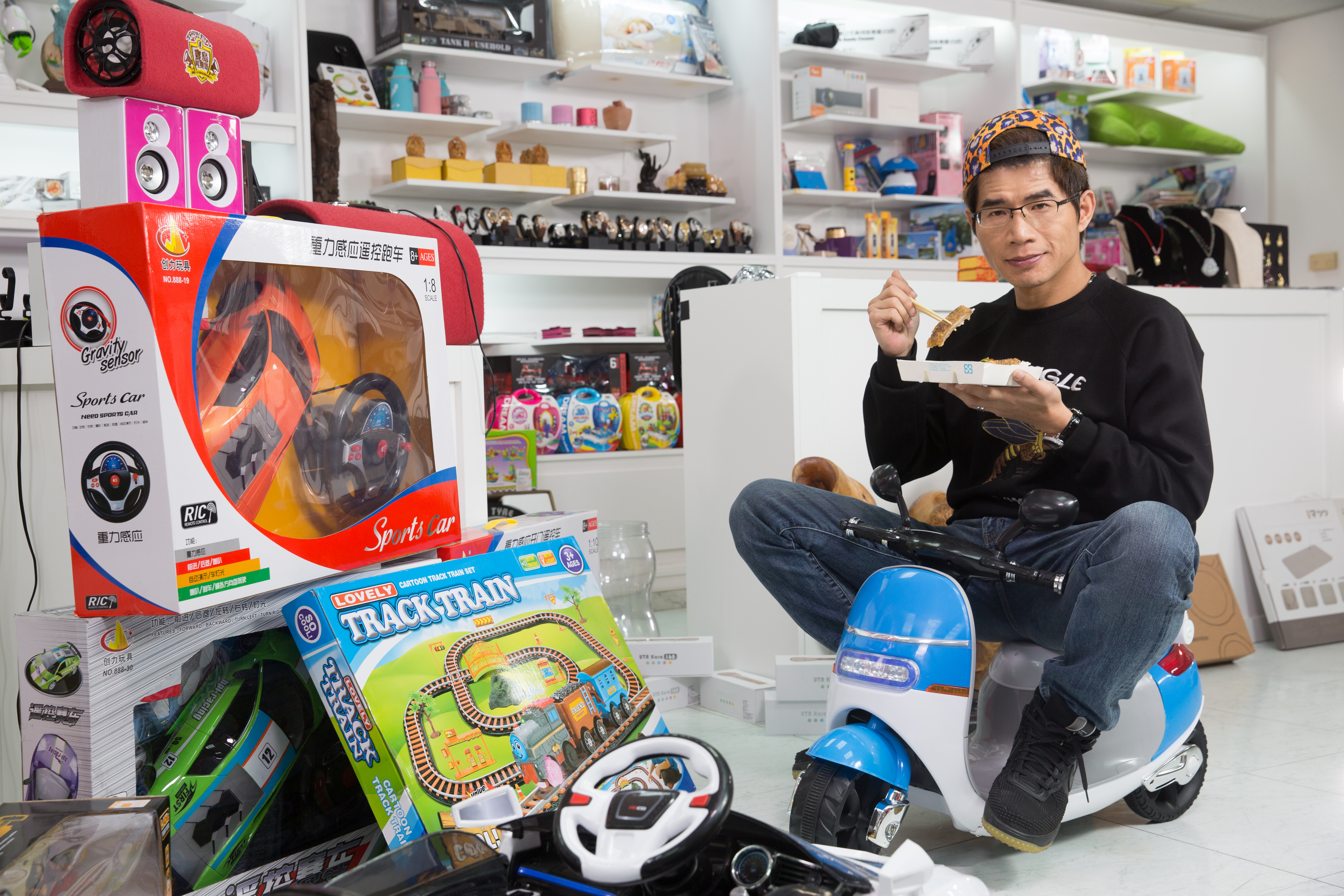 叫賣哥今年二月轉戰臉書直播拍賣，現場的小影棚堆滿商品。