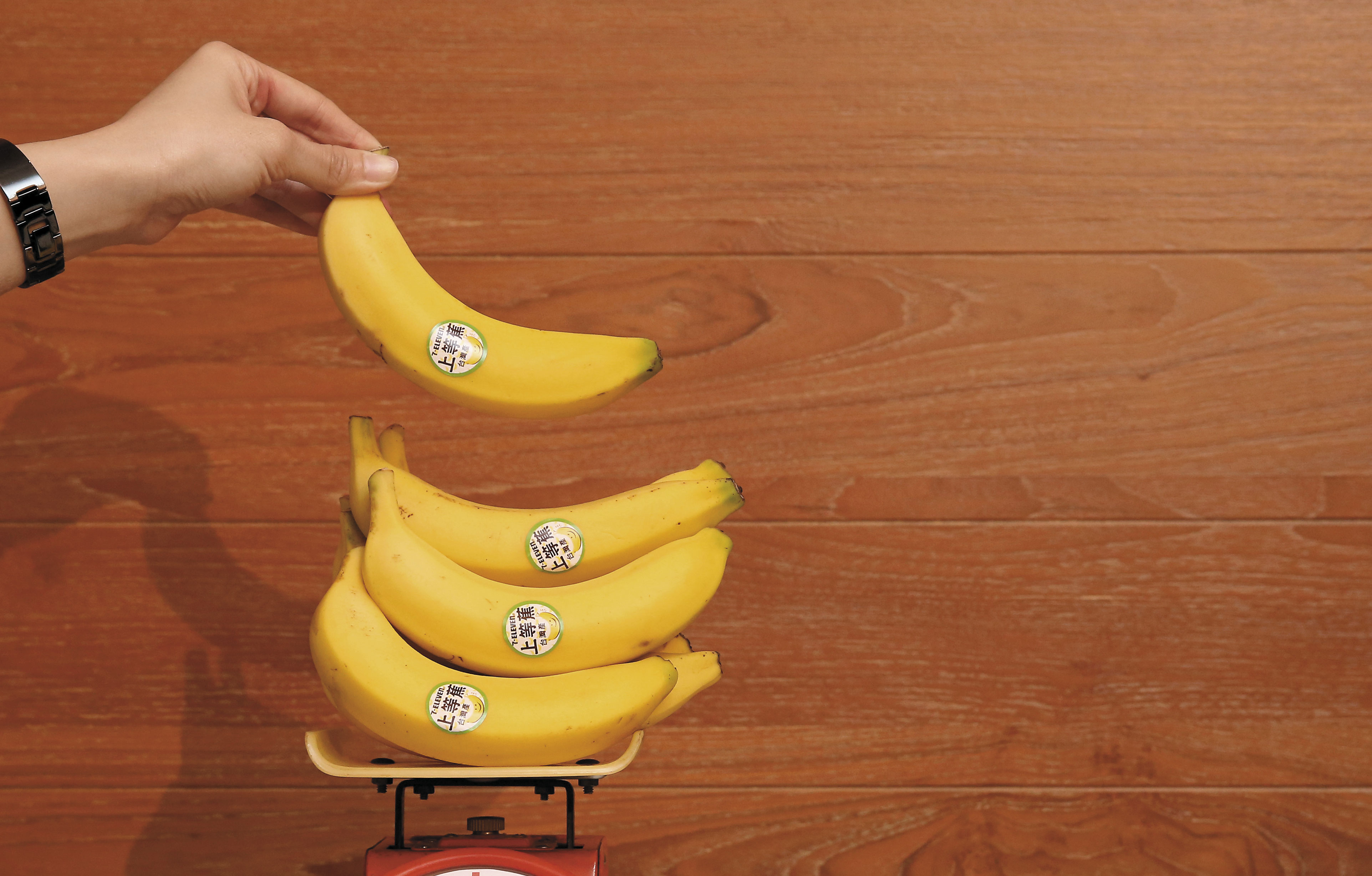 今年3月油價大跌、大宗物資也沒啥動靜，勞工薪資勉強持平，租金也沒有上漲的壓力，通貨膨脹不會發生。