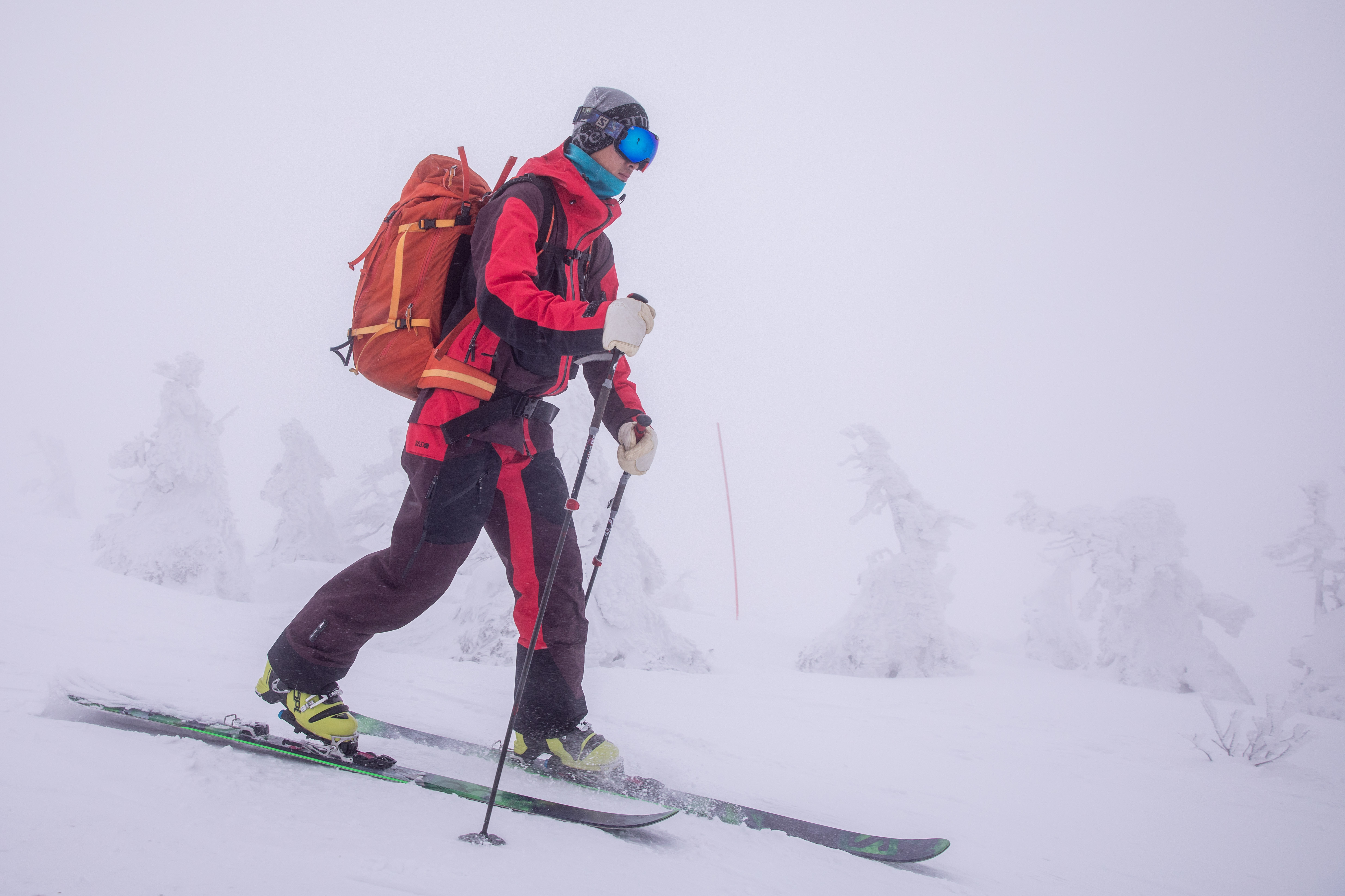 青森冬季以豪雪聞名，大地像是被抽掉顏色，瞬間從彩色底片切換成黑白。
