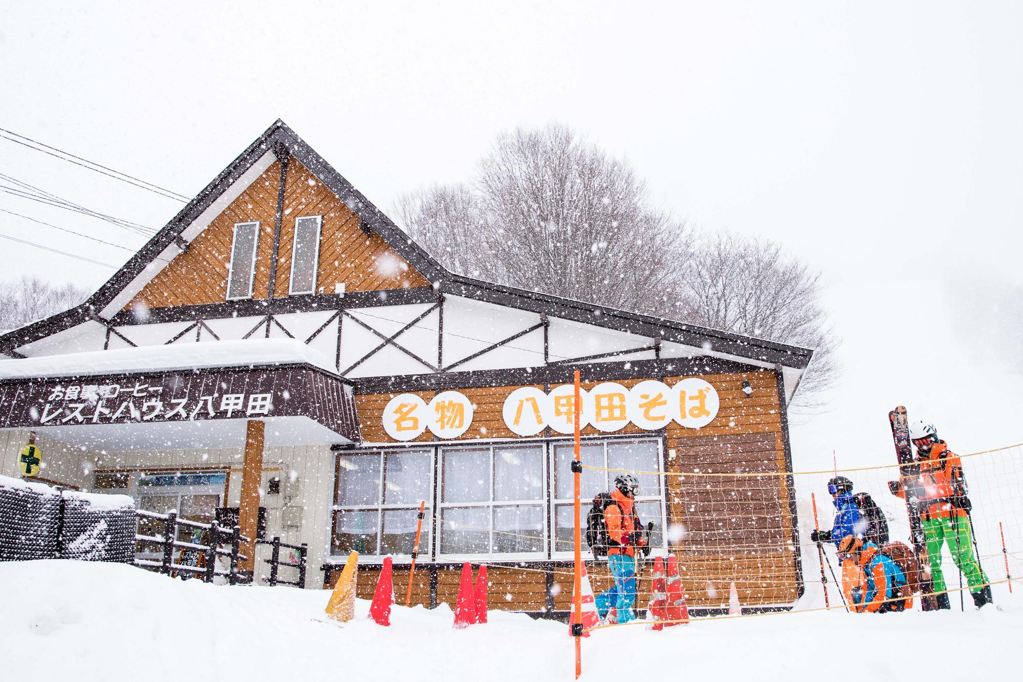 風雪絲毫澆不熄滑雪客的熱情。