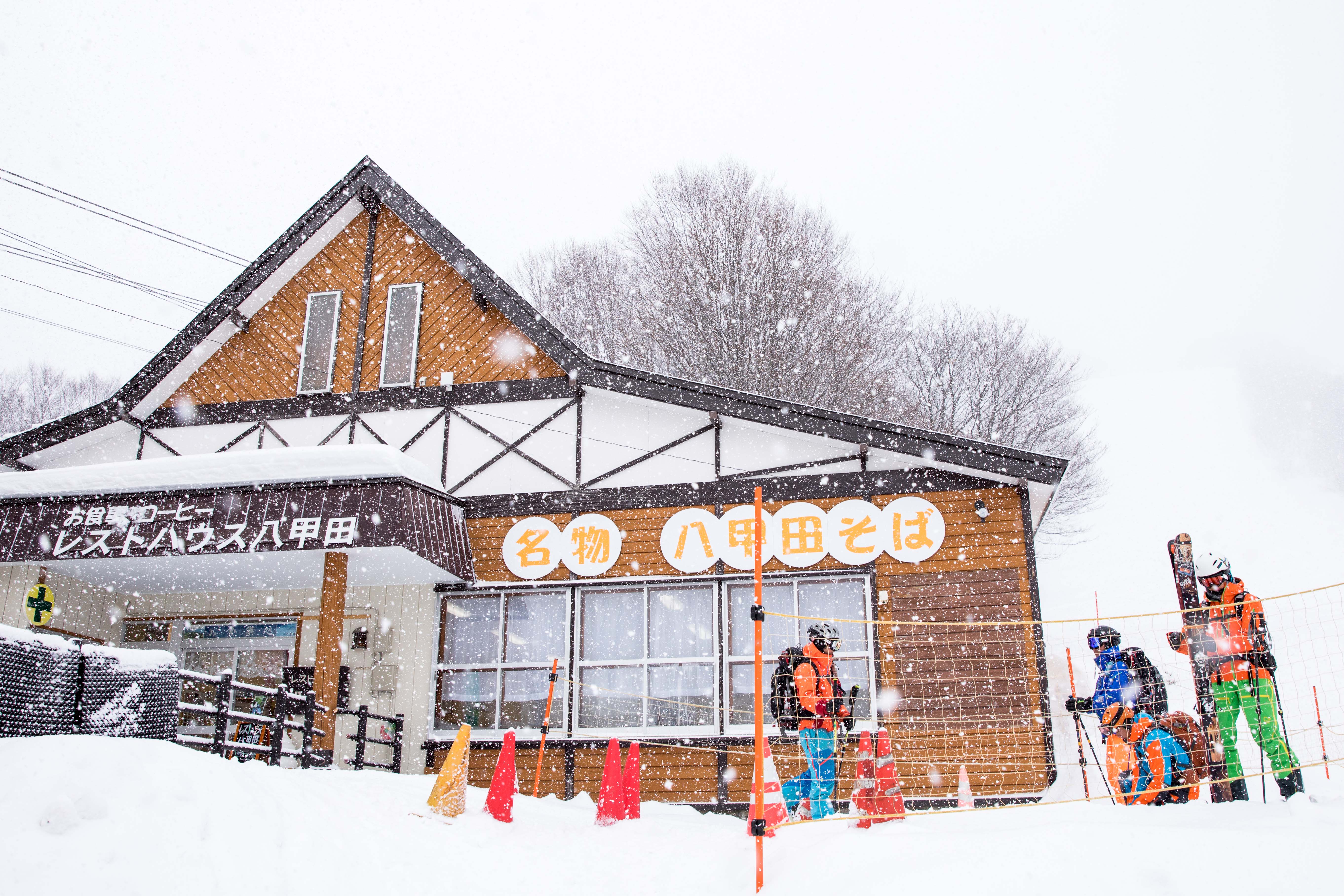 風雪絲毫澆不熄滑雪客的熱情。