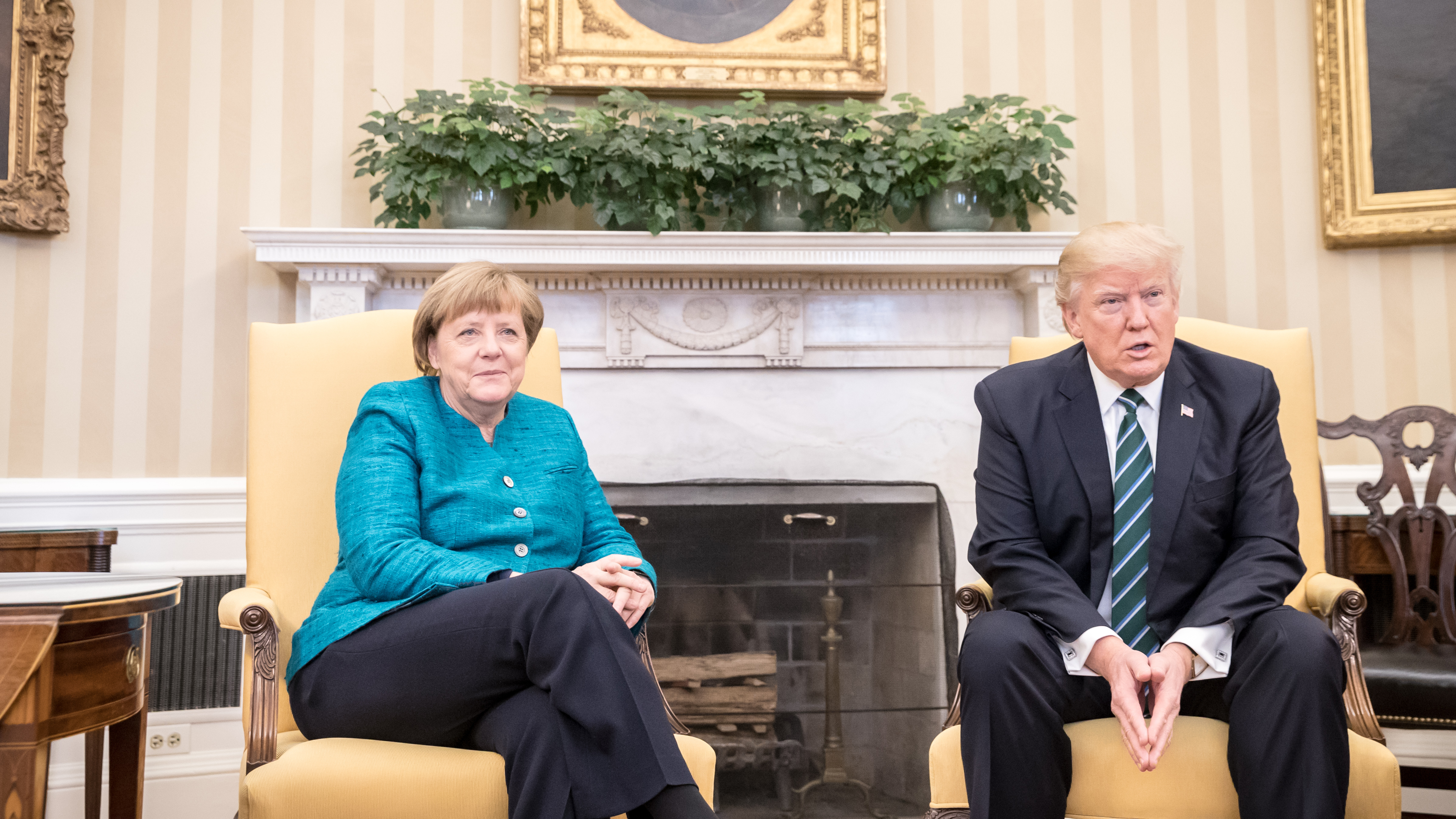 不跟梅克爾握手！川普在怕什麼？肢體語言專家來解讀