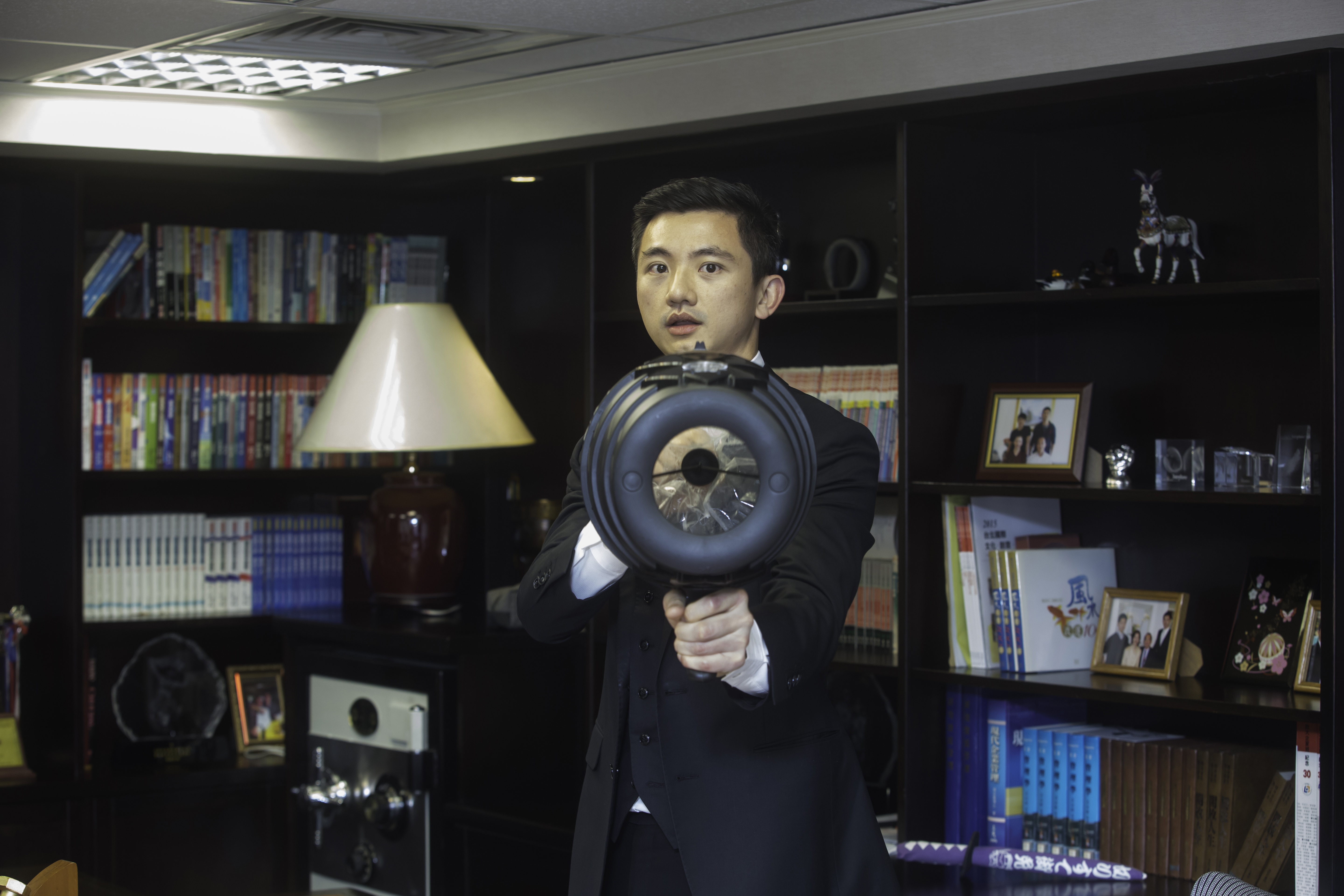 7年級生的合隆董事長陳彥誠，力圖擺脫傳統產業，給人高壓、家族統治的印象，辦公室內處處藏著玩具。