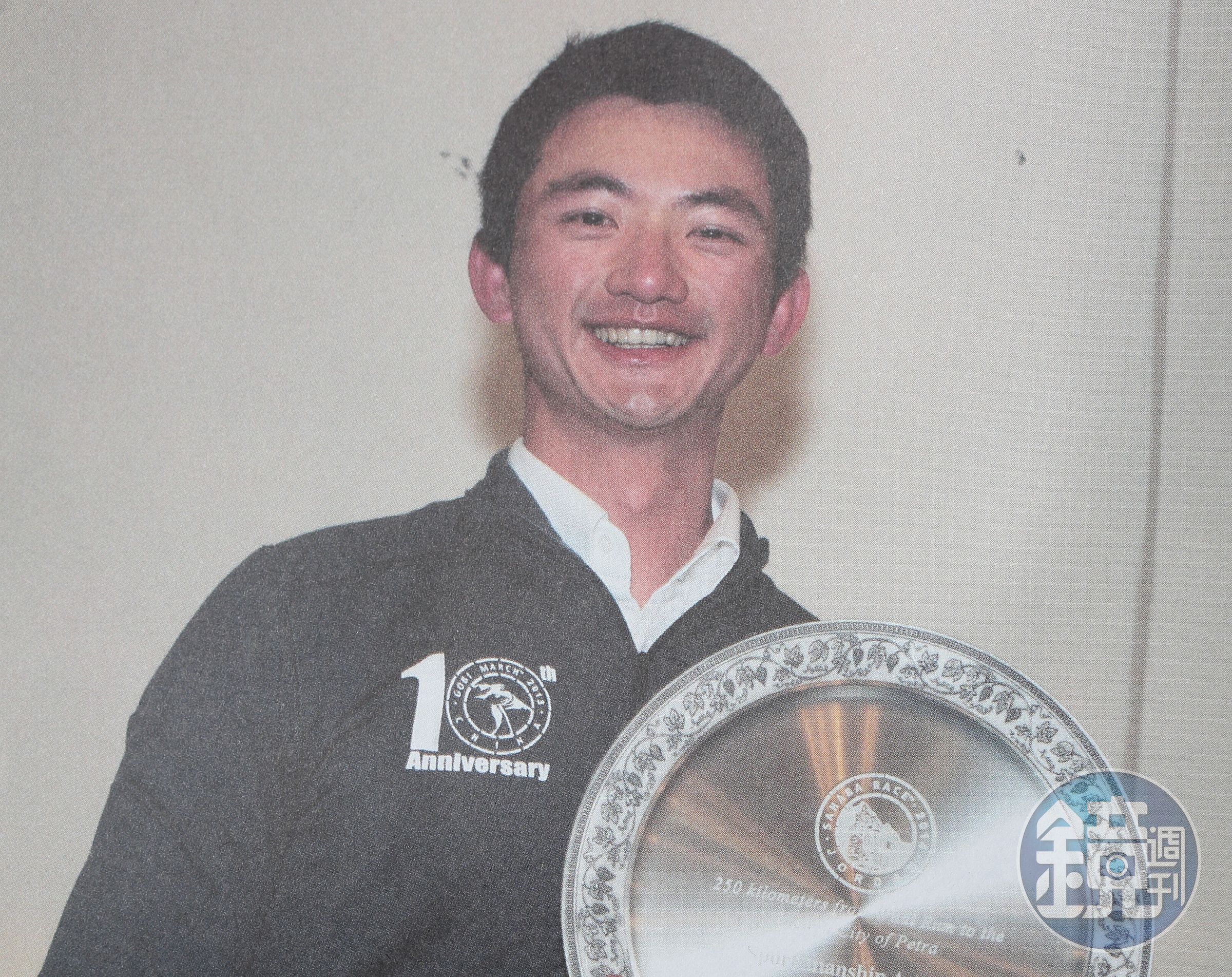 陳彥誠將個人輸贏置之度外，讓他獲得2014年撒哈拉超馬賽的運動家精神獎。（翻攝自《擊敗心中要你放棄的聲音》4Deserts提供）