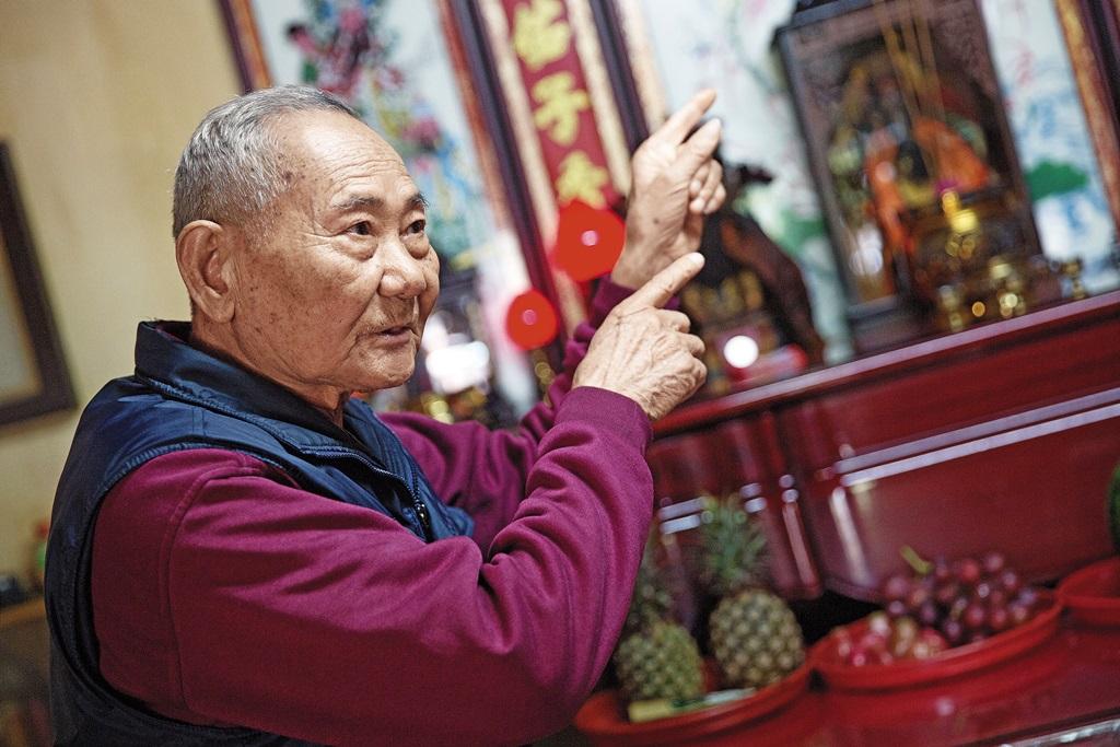  80多歲的王老伯是青天宮第一代乩童，他不能理解辛苦拚出來的房子和土地，竟一朝變成別人所有。