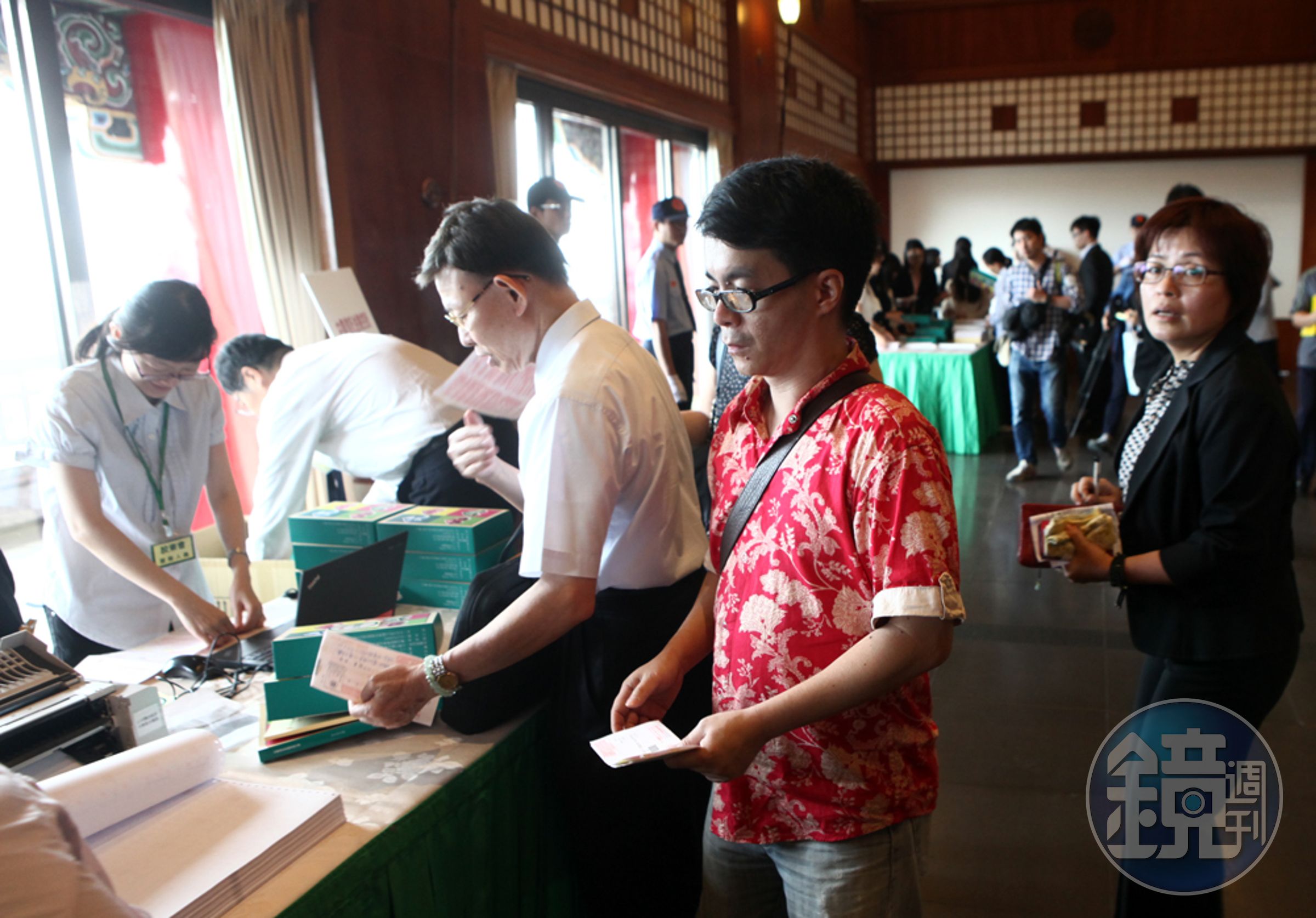 許多小股民一次買500檔零股，每檔只買1股，領到的贈品可以用很久。