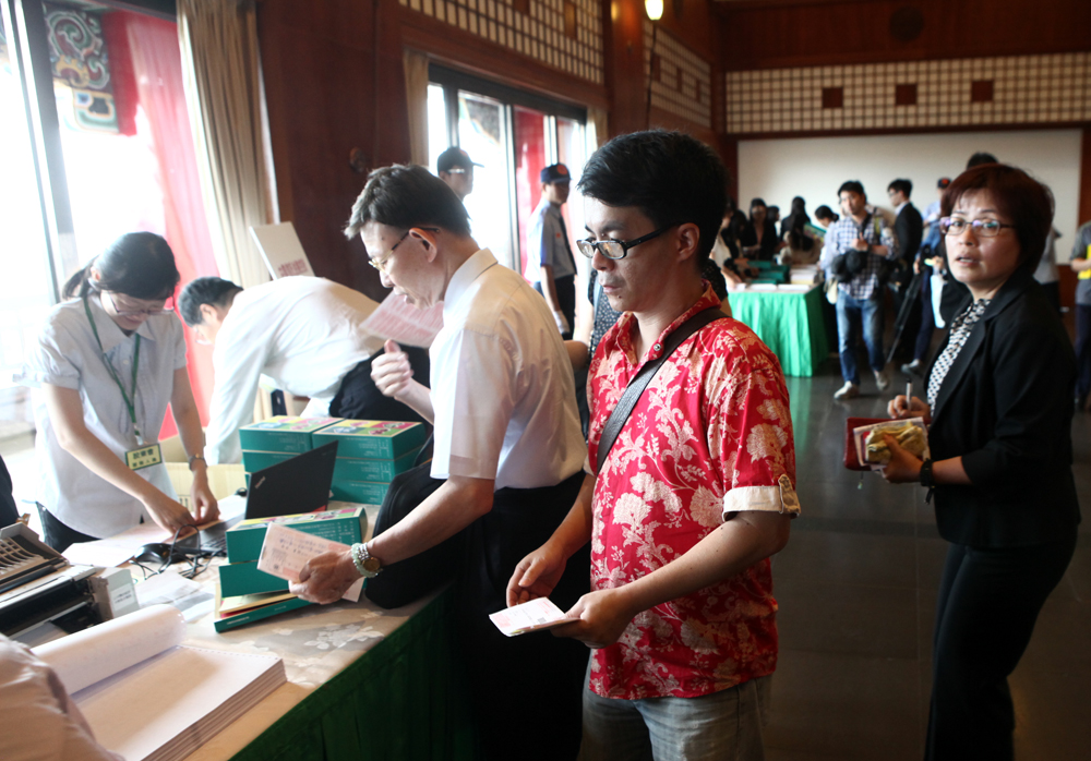 許多小股民一次買500檔零股，每檔只買1股，領到的贈品可以用很久。