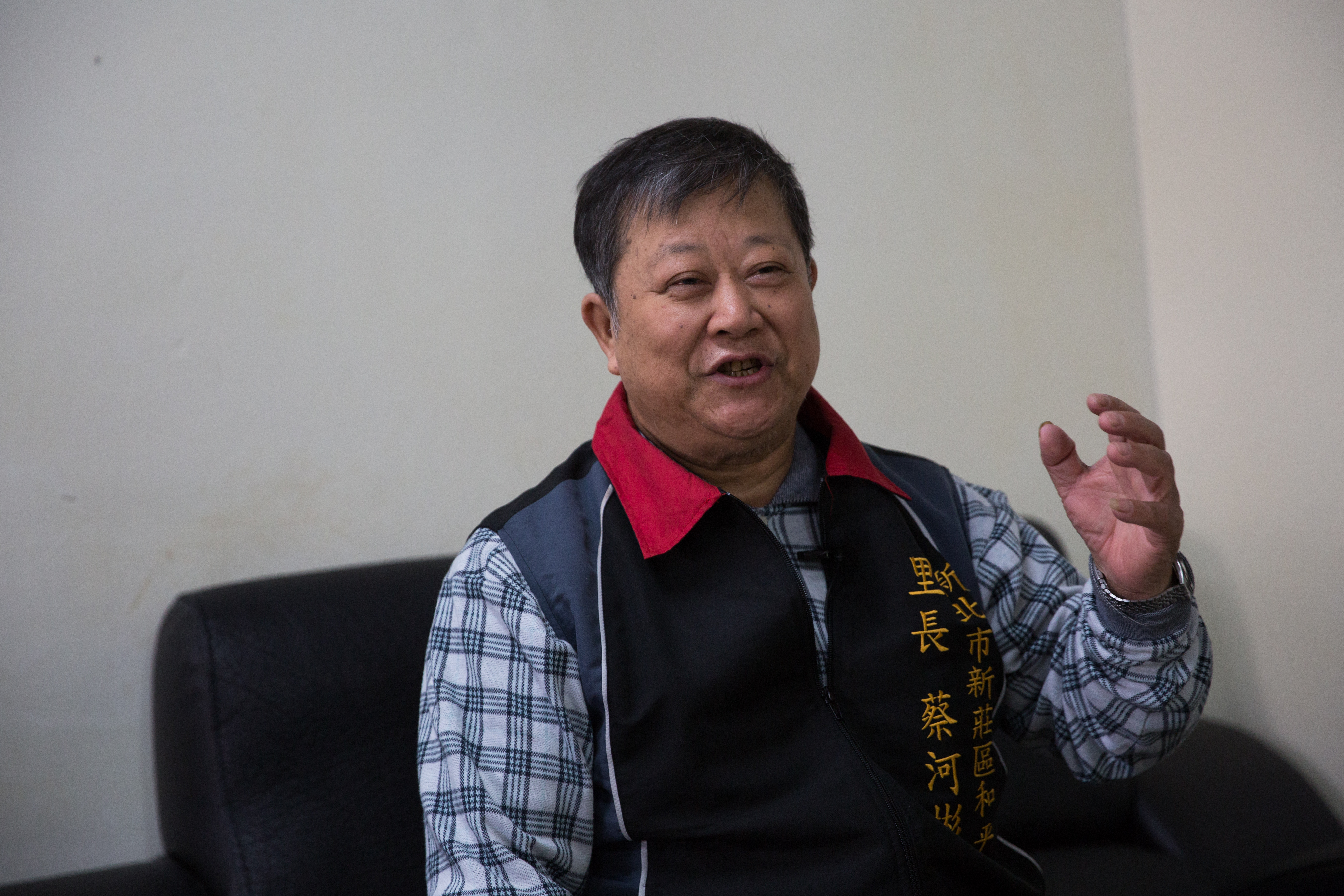 在青天宮附近居住了近四十年的蔡河彬，講起當年和雲林同鄉一起在台北打拚的歷程，感觸良多。