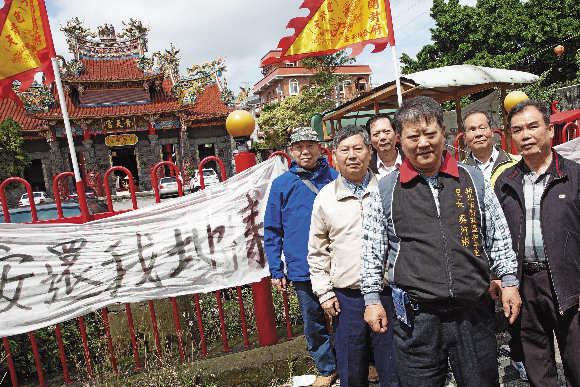 40年前集資購買的土地,遭廟祝父子偷賣,蔡河彬(前)和當年一起打拚的同鄉兄弟們,耗盡家產打官司,仍討不回公道。