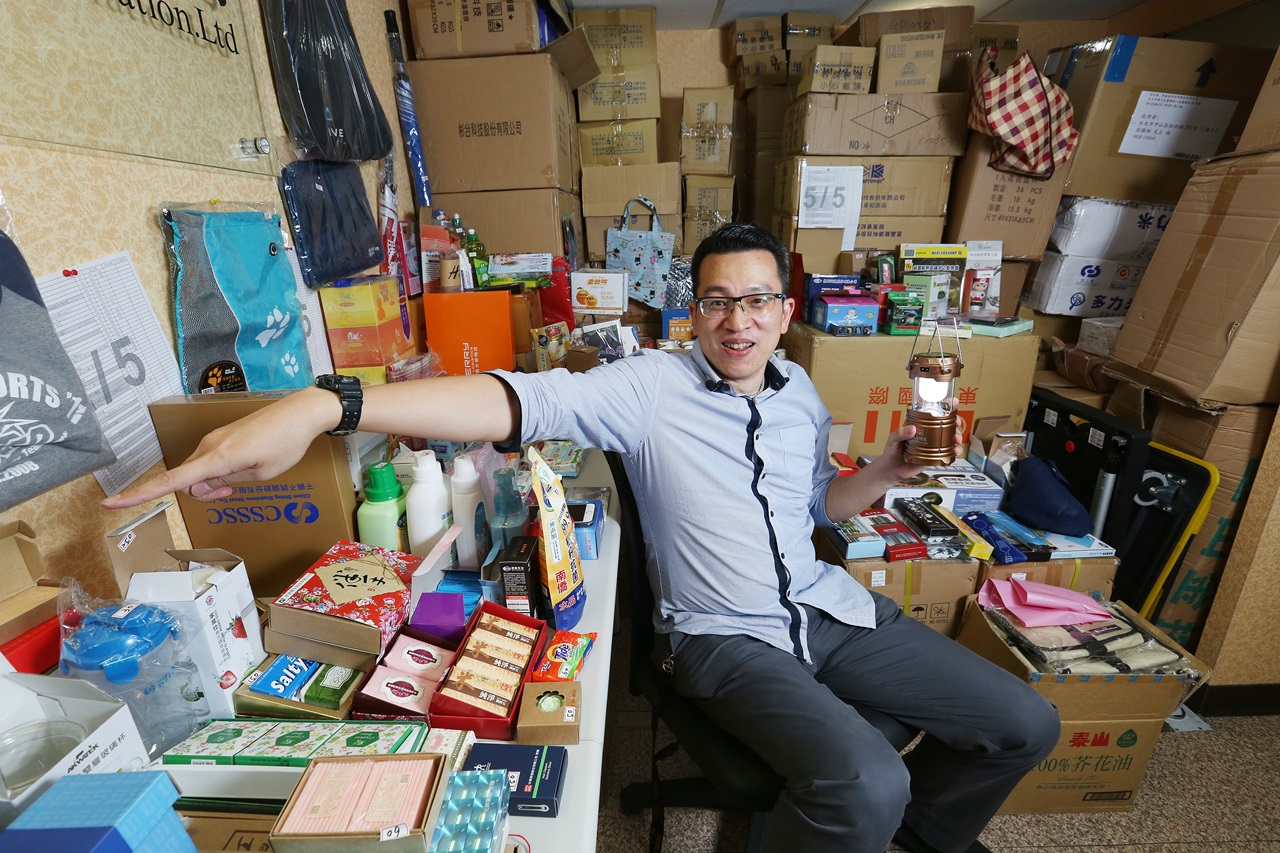 小富爸爸可說是台灣揪團買零股的先鋒，也意外開啟他忙碌的副業，幫自己加薪又省錢。