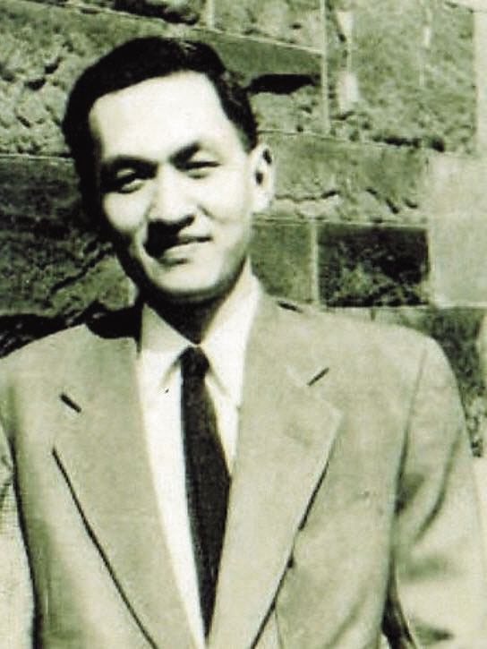 彭明敏於法國巴黎大學取得博士學位後，任教台大政治系。34歲升正教授。38歲擔任政治系主任。是戰後台灣大學歷史上最年輕的正教授與系主任。（翻攝自網路）