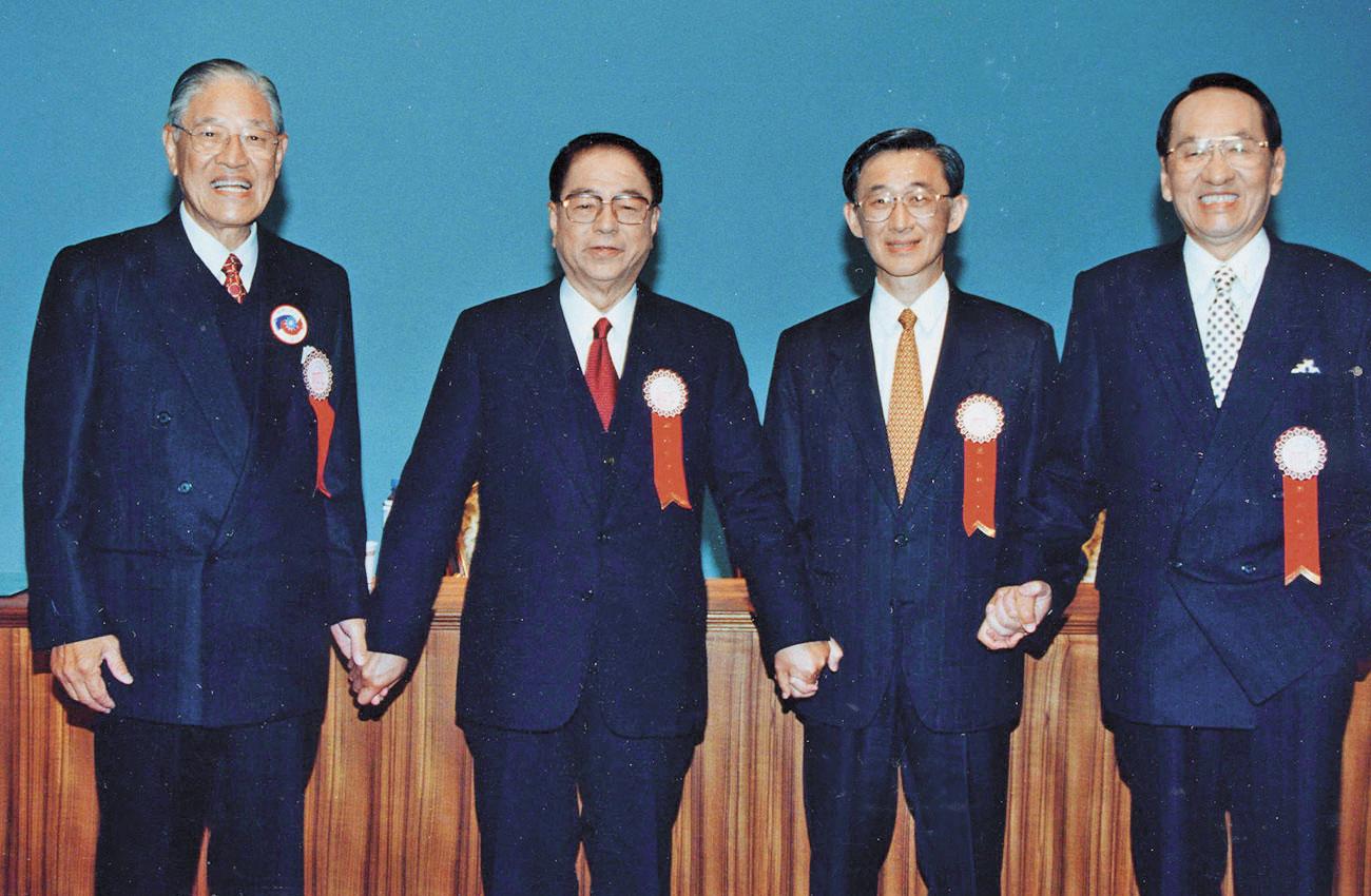 1996年，彭明敏（右1）代表民進黨參選第一屆民選總統，他與李登輝（左起）、林洋港和陳履安在電視辯論會上合影。（資料照片）