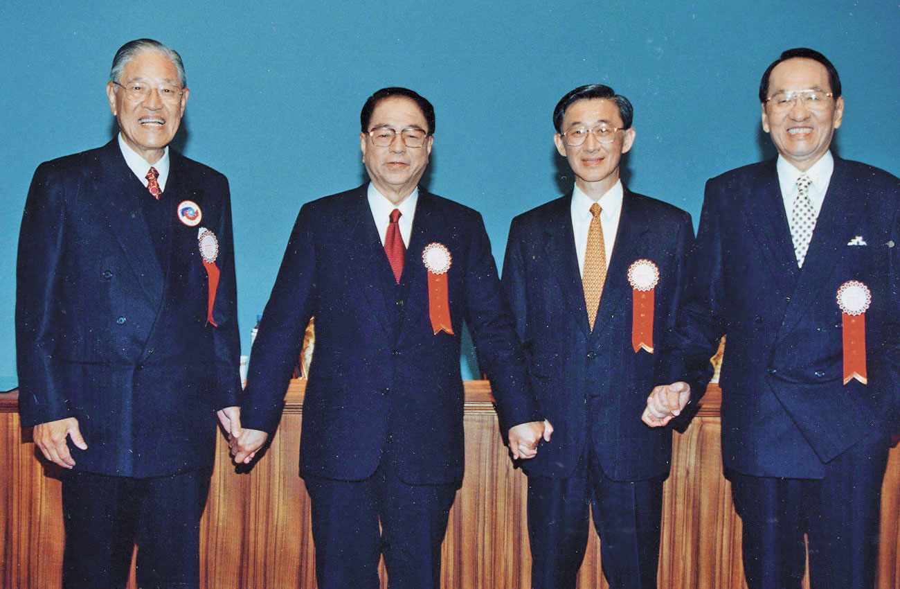 1996年，彭明敏（右1）代表民進黨參選第一屆民選總統，他與李登輝（左起）、林洋港和陳履安在電視辯論會上合影。（資料照片）