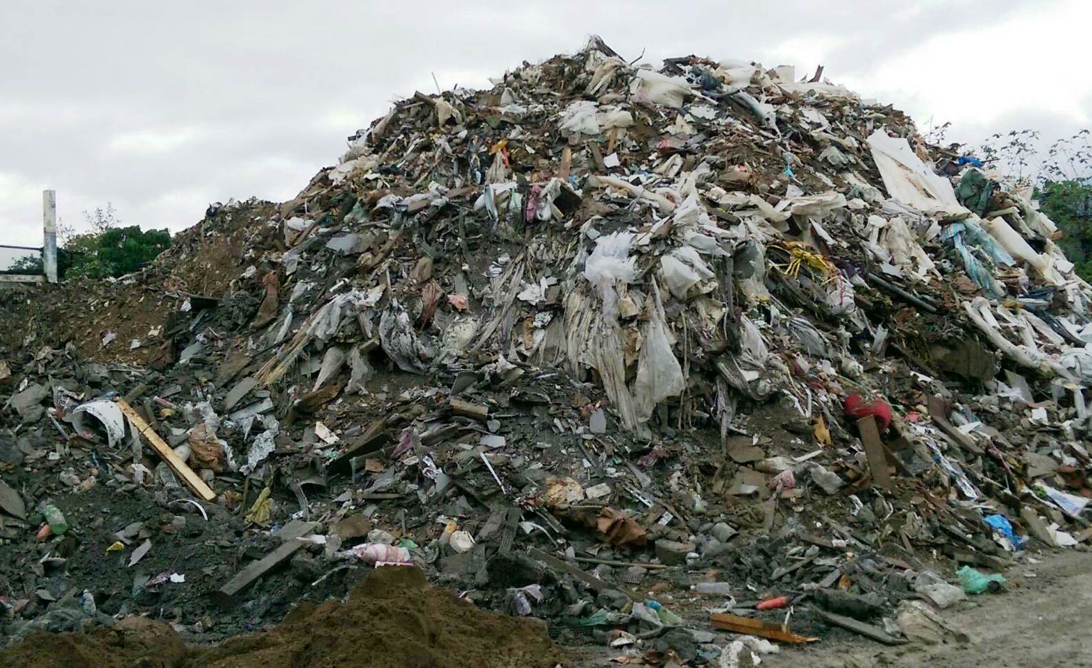 該環保公司非法到彰化大城鄉廢棄魚塭傾倒營業廢棄物，變成一座廢棄物山丘。