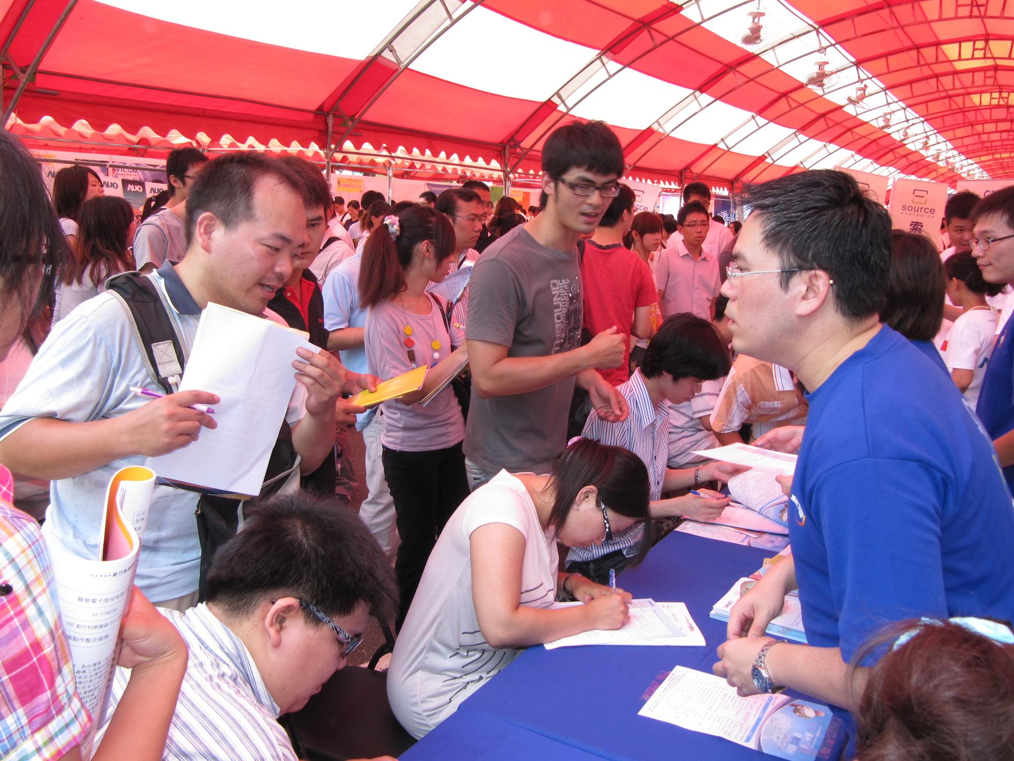 外僑老闆眼中，台灣人工作勤奮、值得信賴且受過良好教育，但創意可以再加強。圖為2010年竹科就業博覽會。（東方IC）
