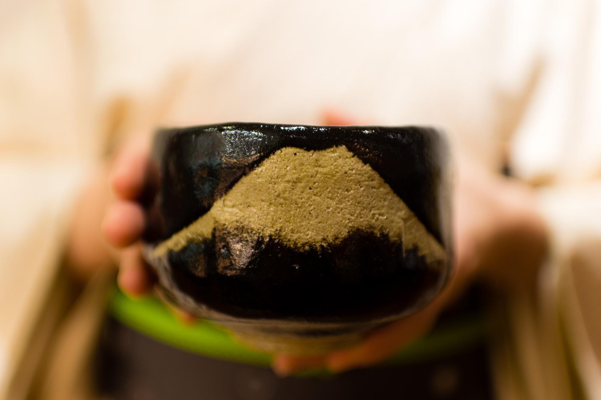 黑色樂燒茶碗上的富士山,象徵日本的精神。
