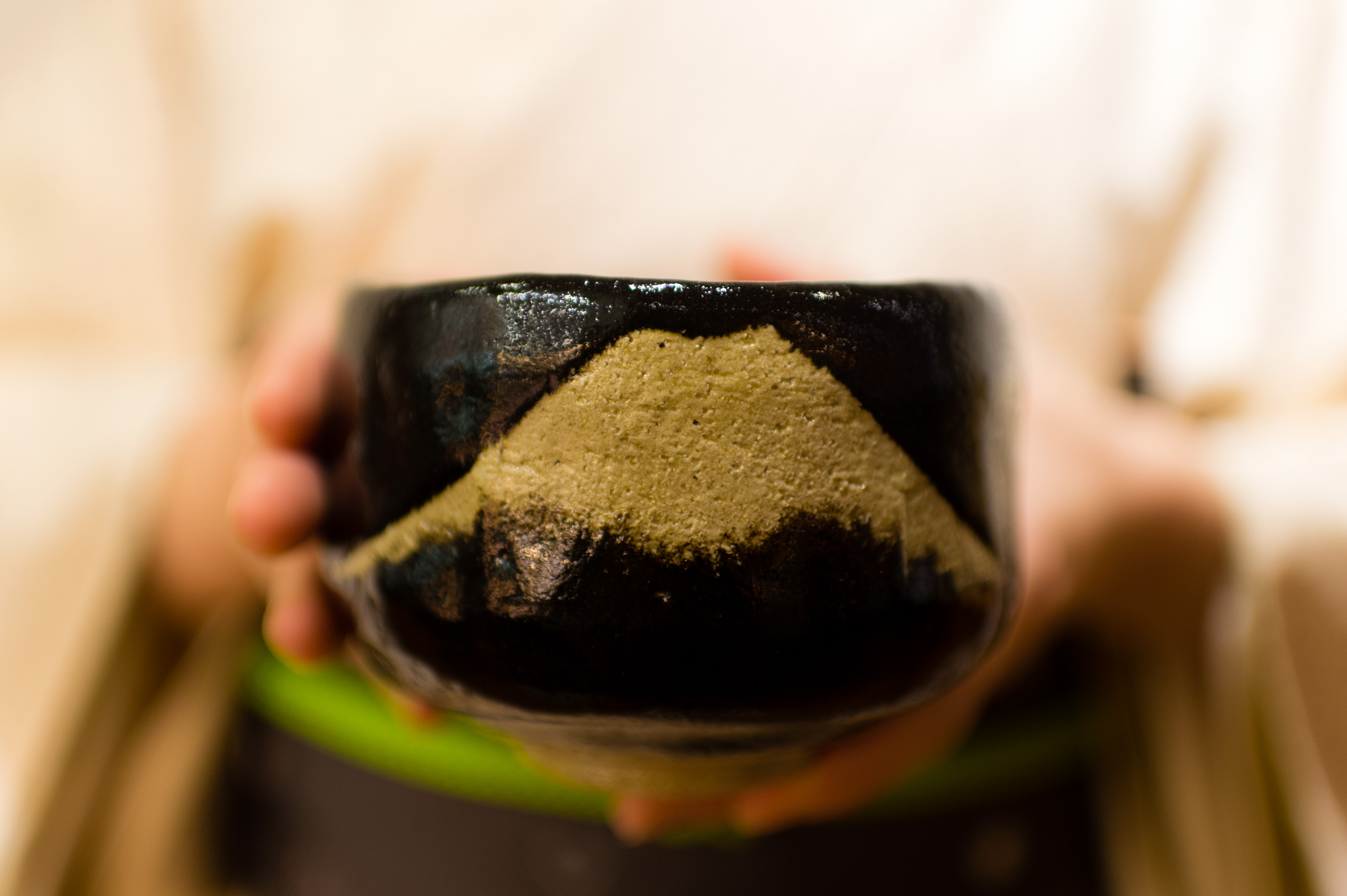 黑色樂燒茶碗上的富士山，象徵日本的精神。