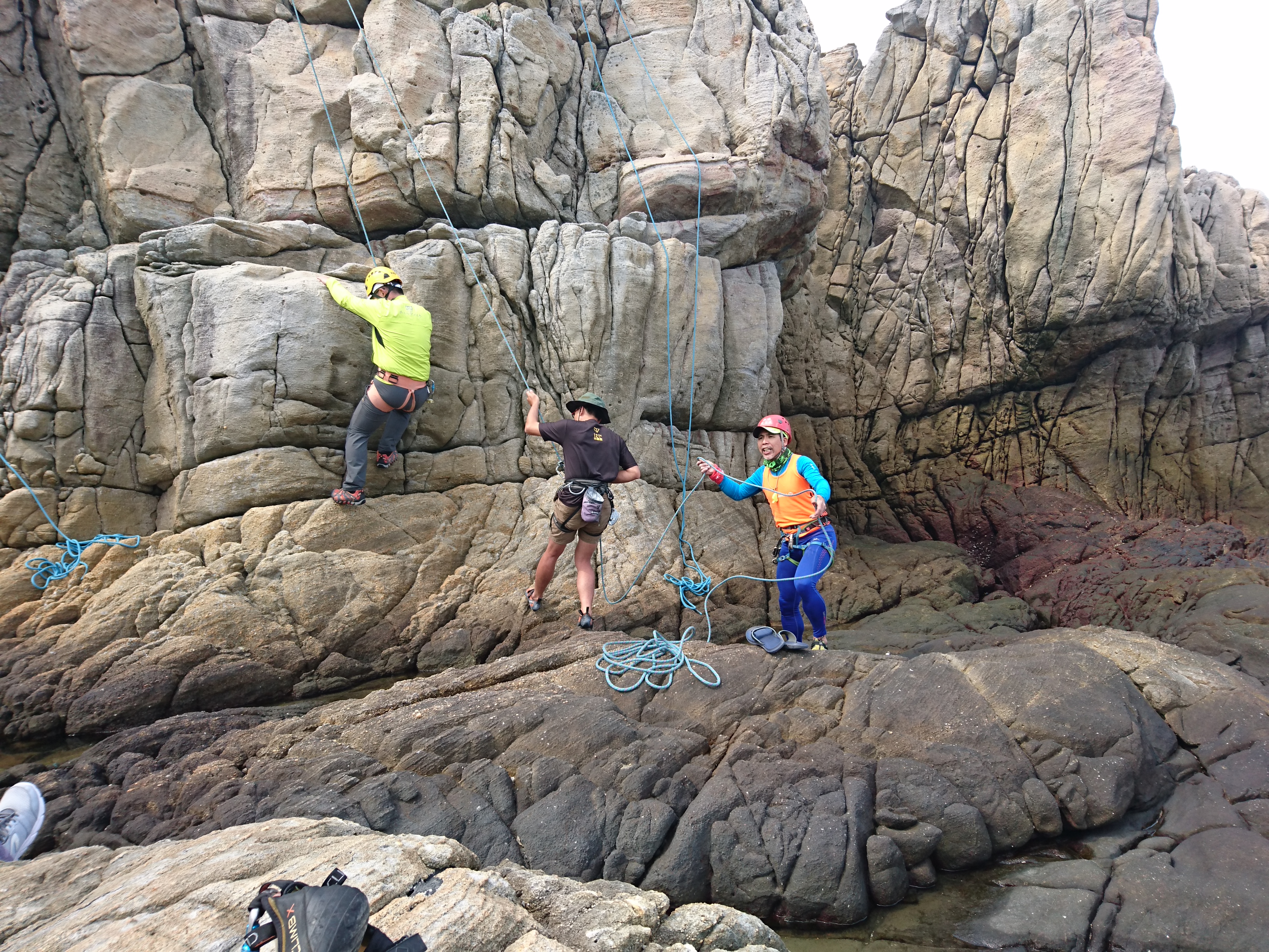 教練小鬍子（右三）實地教學確保技概念。