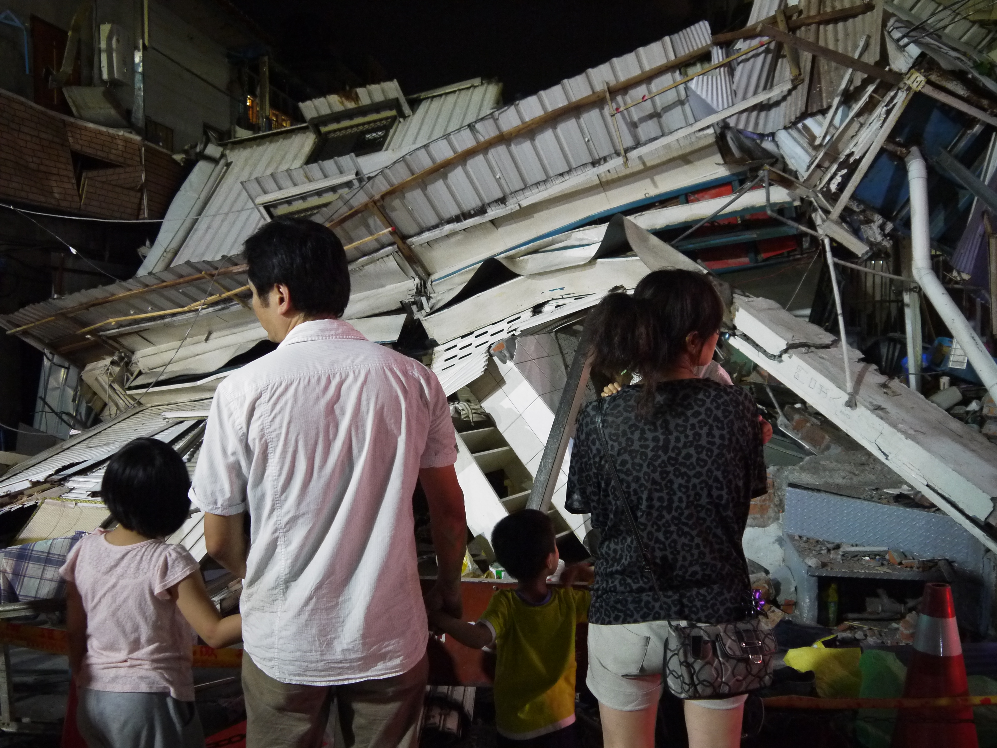 五股青天宮附近居民林仁堅一家外出用餐，回家後就發現房屋被強拆，讓他們難以接受。