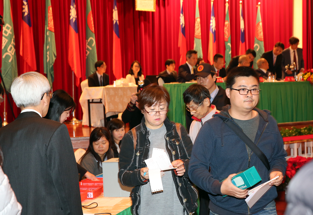 小股東必須在股東會前60天停止過戶日前買進零股，才能拿到股東會通知單，憑單領贈品。