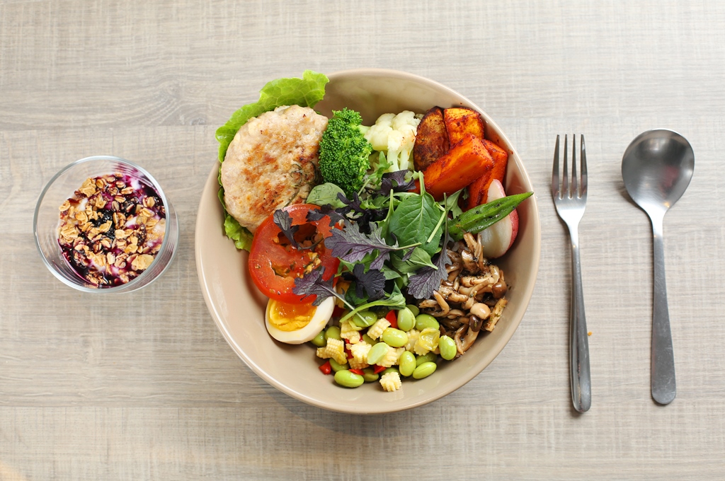 「豬肉豆腐漢堡排」主菜漢堡排以豬絞肉混合豆腐，多汁不膩口。（260元／碗，加109元可升級飲料和燕麥優格杯）