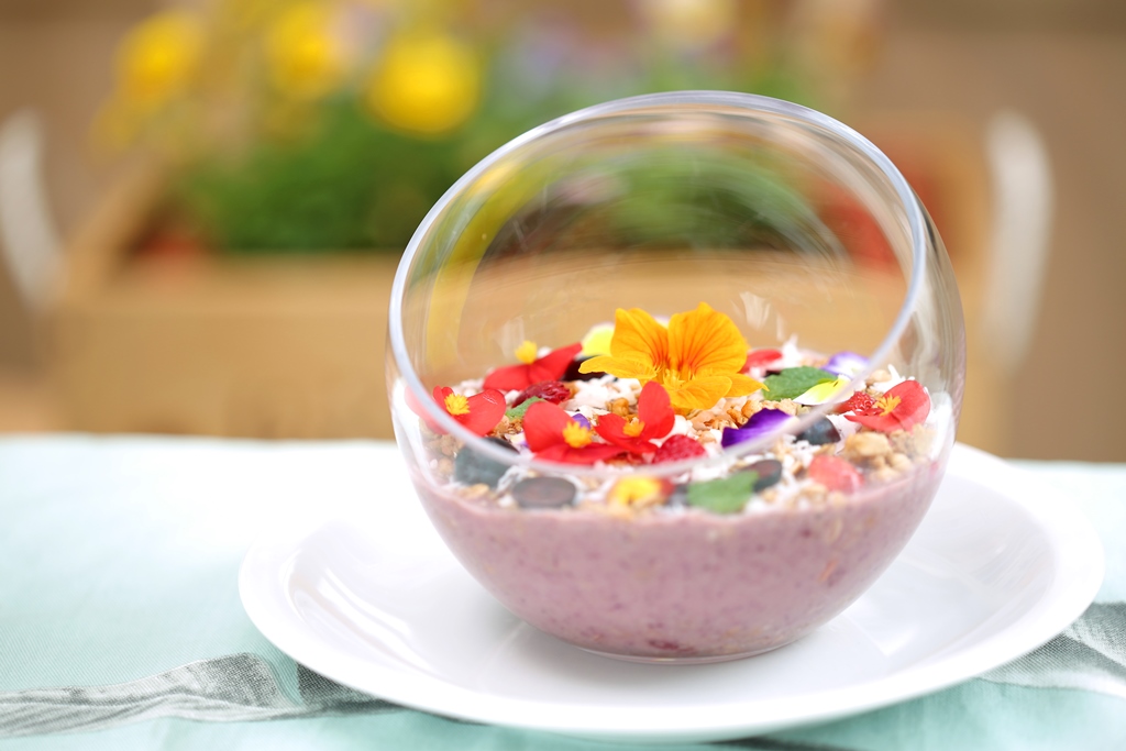 「巴西莓果蜂蜜穀麥水果早餐盆」，美不勝收，很有飽足感。（300元／份）