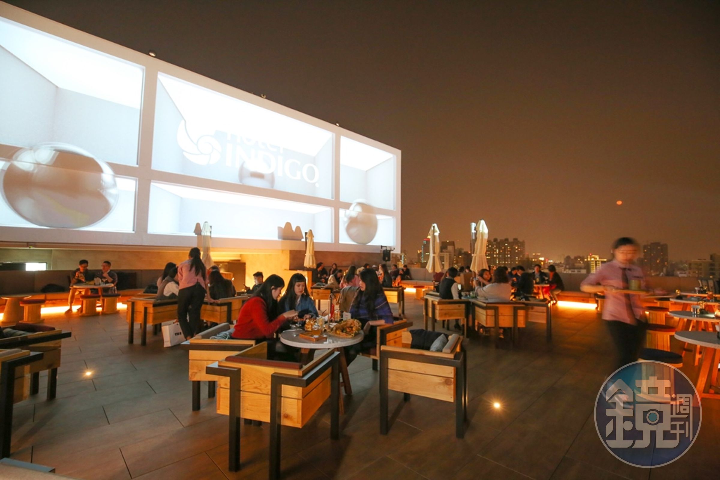 「高雄中央公園英迪格酒店」頂樓的空中酒廊，可俯瞰高雄夜景。
