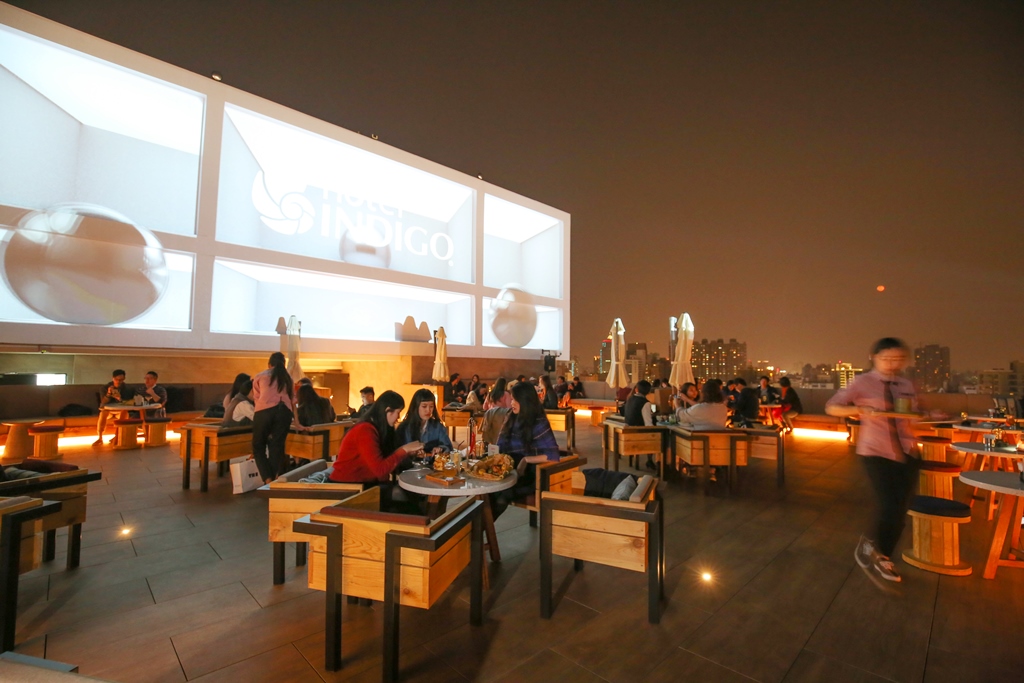 「高雄中央公園英迪格酒店」頂樓的空中酒廊，可俯瞰高雄夜景。