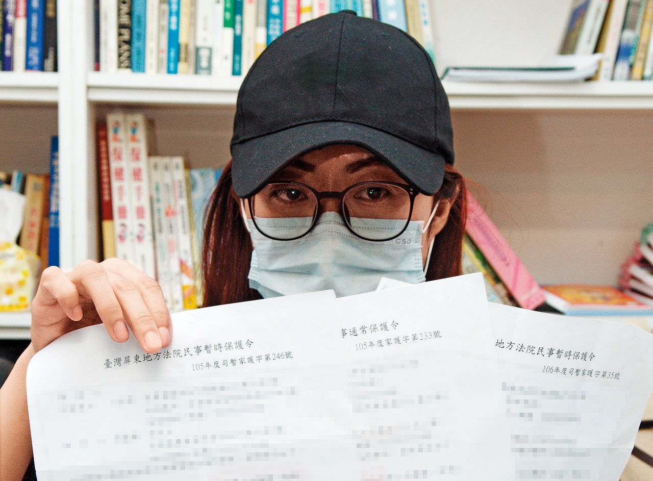 小珍提出多張家暴保護令，但移民署卻漠視被害人受到刑事訴訟法保護，拖延審查定居資格。