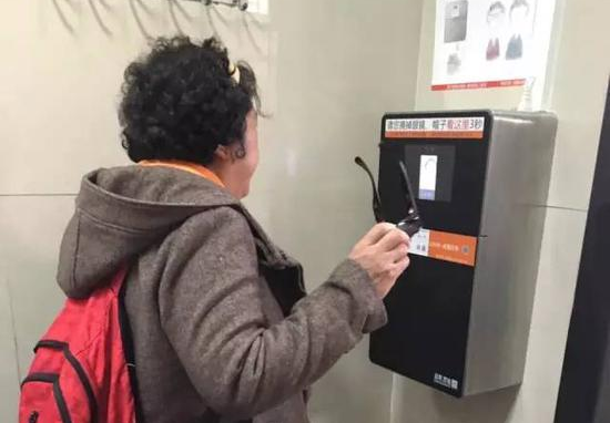 衛生紙供不應求，北京天壇索性用臉部辨識系統來發衛生紙。