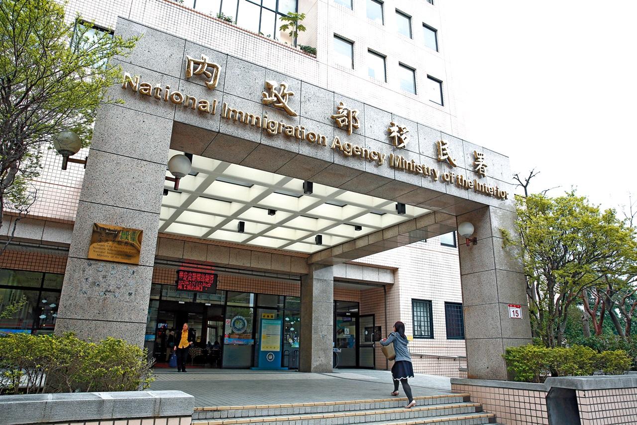 移民署本應行文向法院查明訴訟繫屬，卻屢次要求小珍自行向法院查證，無異刁難當事人。