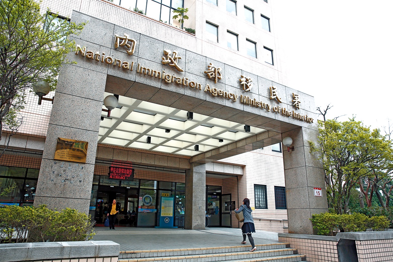 移民署本應行文向法院查明訴訟繫屬，卻屢次要求小珍自行向法院查證，無異刁難當事人。