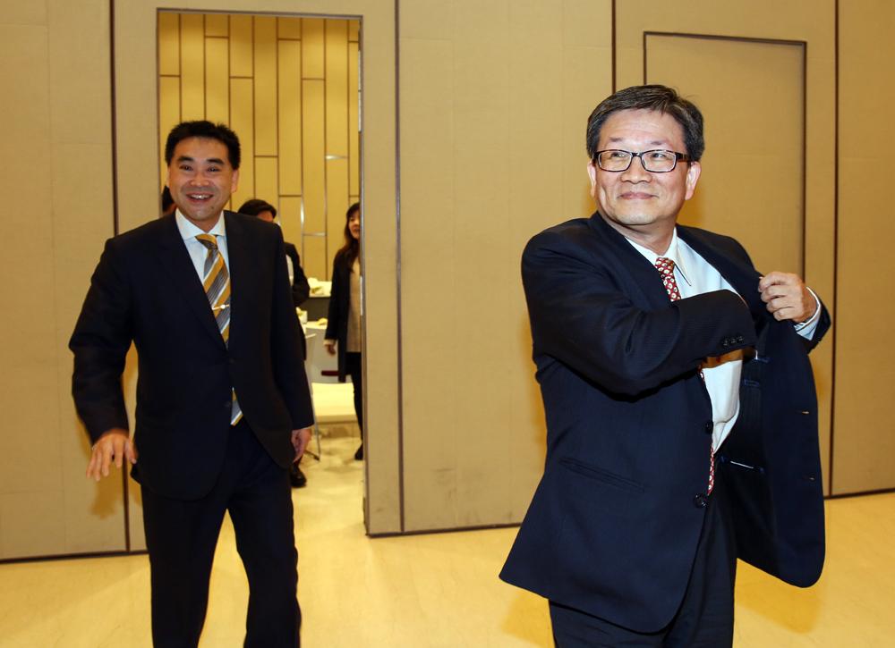 華南金董事長吳當傑（右）去年修改公司內規，若林知延（左）婚變所涉的妨害祕密罪定讞，將會失去董事資格。