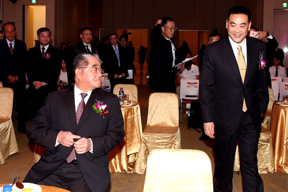 板橋林家大家長林明成（前左）最近臉色很不好看，因為他的長子華南銀行副董事長林知延（前右）婚變，釀成兩場刑事和民事官司訴訟，恐影響板橋林家在華南金的接班布局。