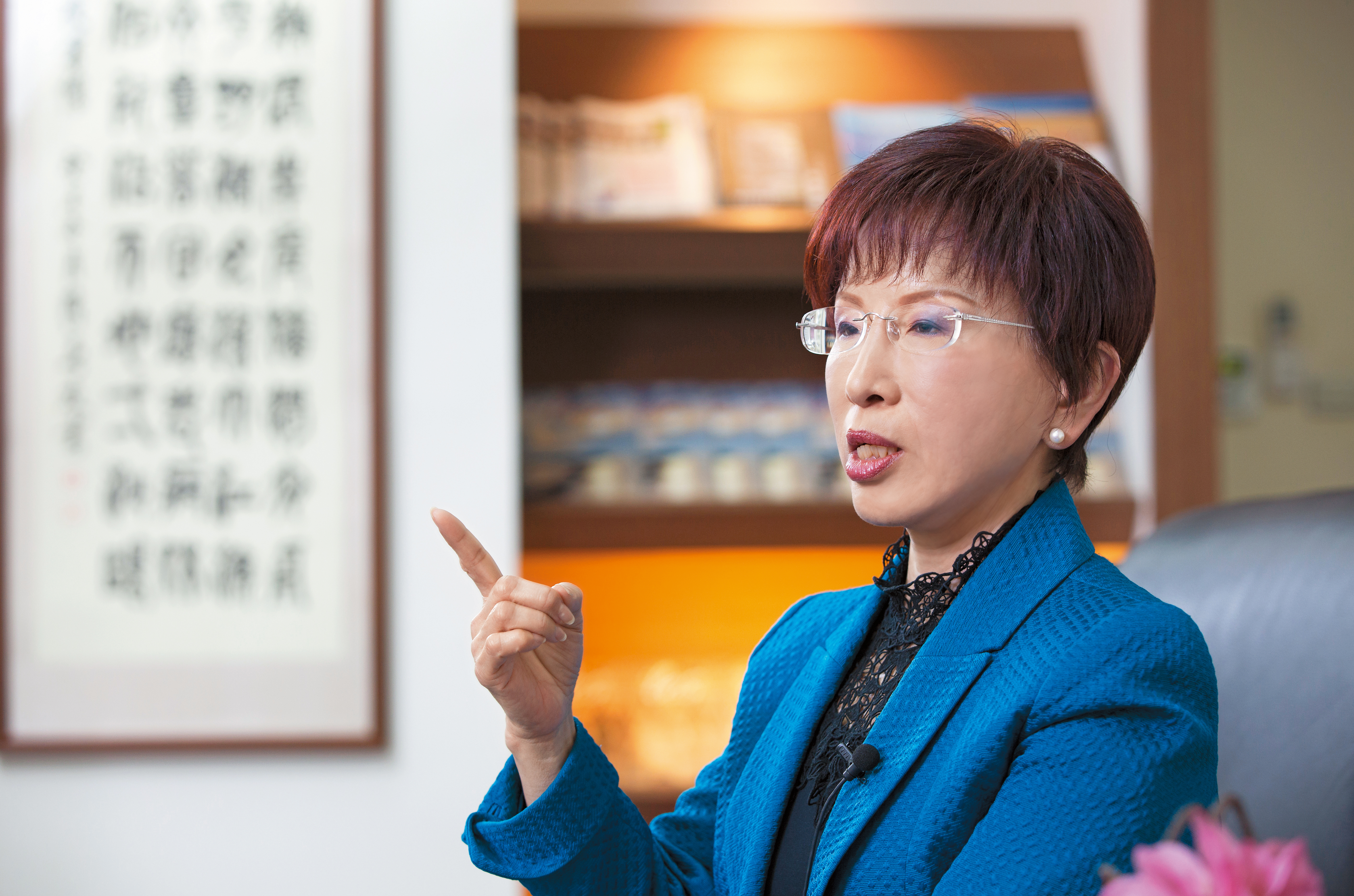 國民黨主席洪秀柱，針對黨務中立爭議及人頭黨員等問題，不斷遭到對手質疑。