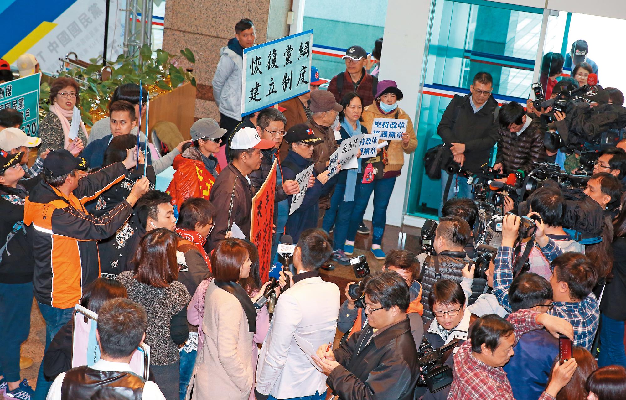 人頭黨員及更改選舉辦法等問題讓黨中央備受質疑,洪秀柱面臨各陣營挑戰,22日的中常會,各方人馬將再次交鋒。