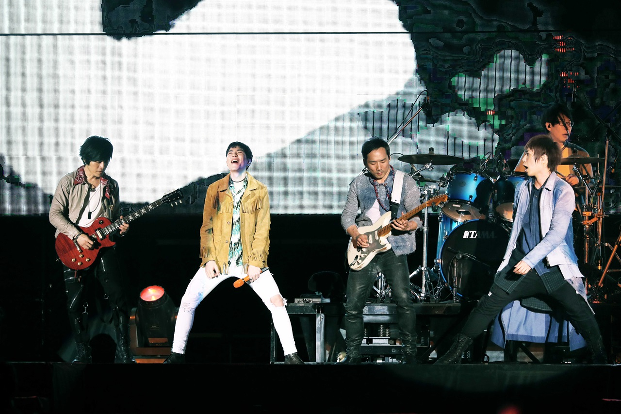 五月天高雄演唱會最終場，邀來金曲歌王蕭敬騰合唱〈凡人歌〉。