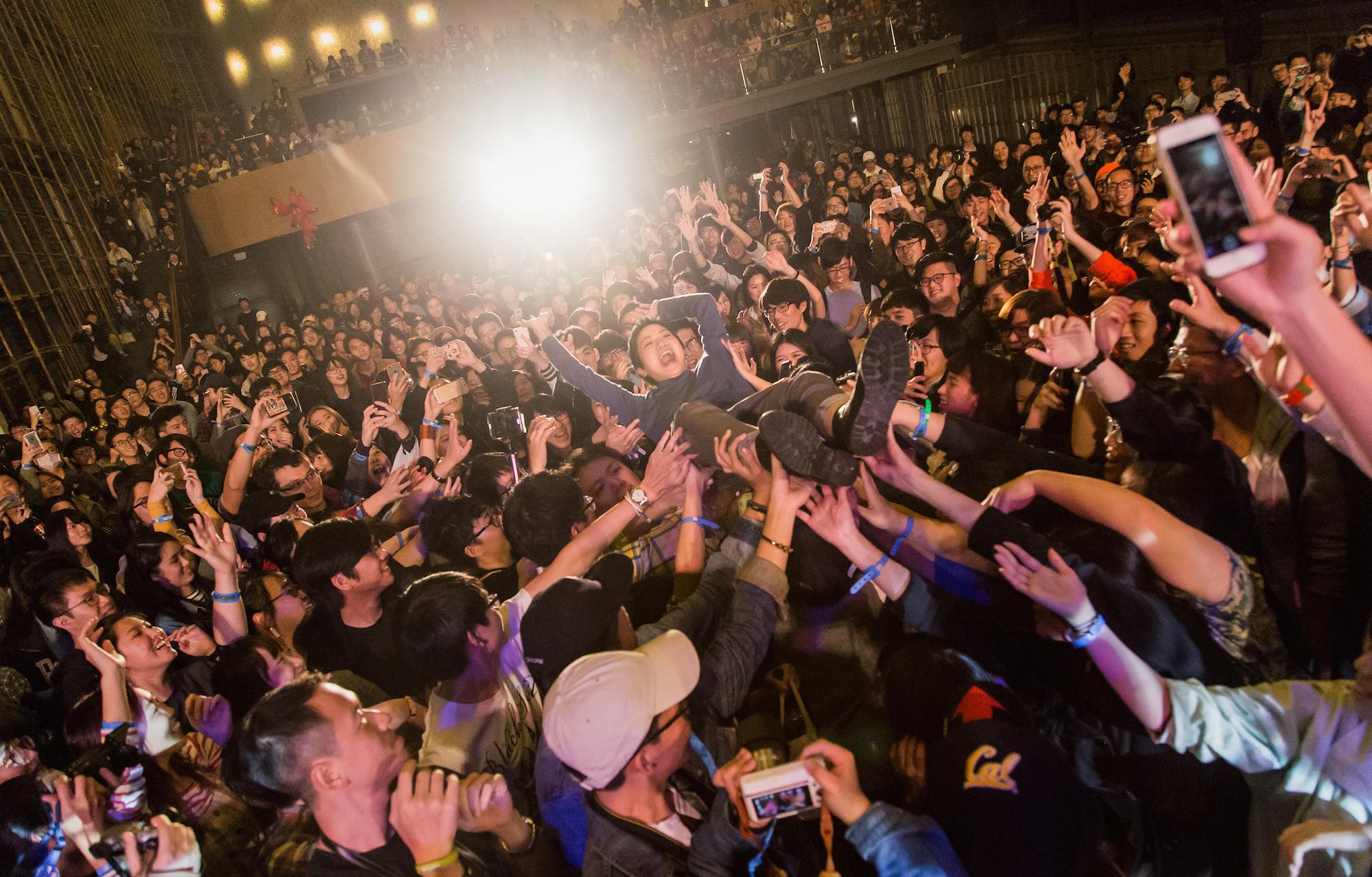 盧凱彤在台灣音樂祭演出大玩人體衝浪,實現生日願望。