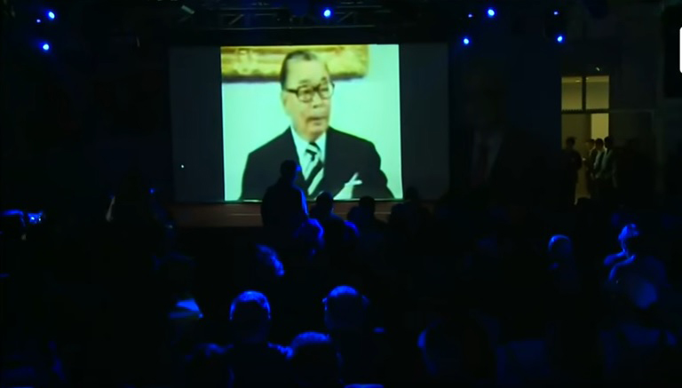 現場黃復興退休將領及軍職支持者，靜靜地看著挺吳神曲改版後的「團結奮鬥、前進前進」。（翻攝畫面）