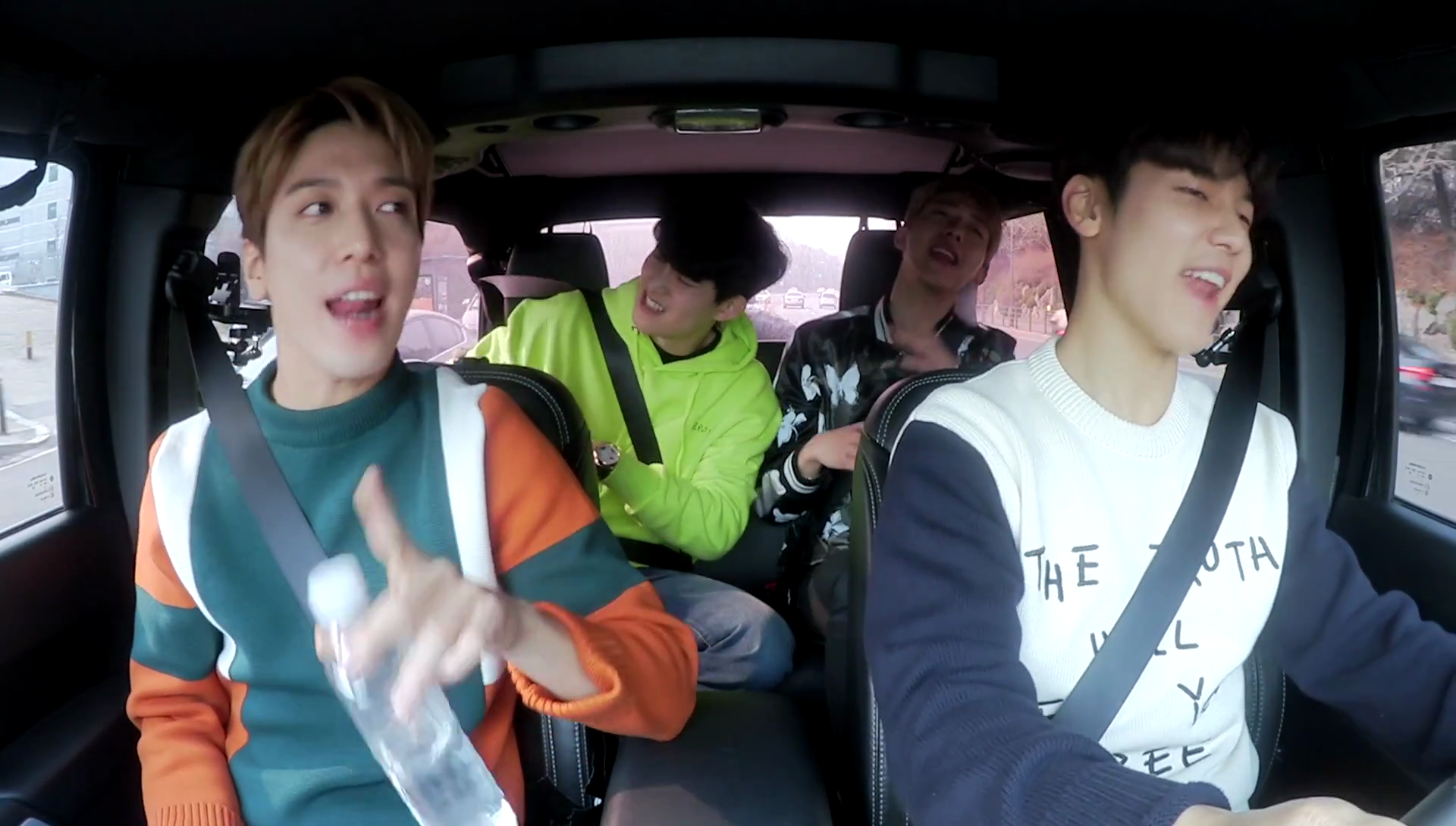 CNBLUE四位成員在車上熱唱主打歌〈Between Us〉，讓粉絲大讚精彩。