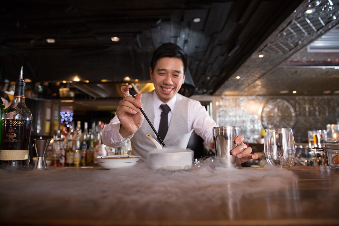 吳盈憲（Nick Wu）用吸管把毛豆薄荷糖漿一滴滴點入低溫煙氣的液態氮裡，此時液態氮-196度低溫產生流洩的白濛煙氣，煙霧繚繞的吧檯瞬間變身魔幻實驗室。