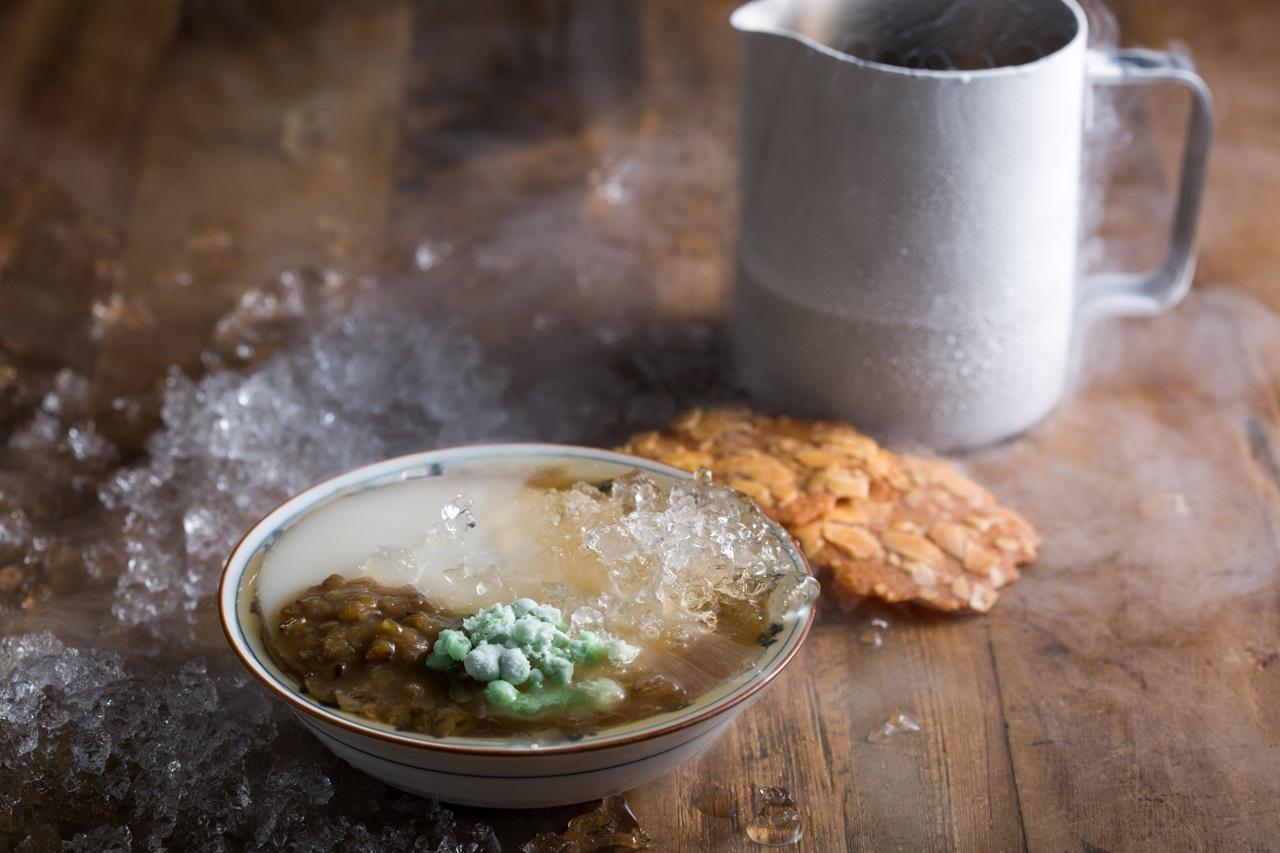 台式古早味的「綠豆杏仁露 Green Garden」詼諧上桌!舀著碎冰和食材入口時,會感受到苦艾酒和冬瓜茶引出來的熱帶果香味,利用分子調酒凝結的綠色晶球,讓這杯調酒口感結合了脆、彈、沙粉感等口感,趣味十足。(限量10杯,600元/杯)