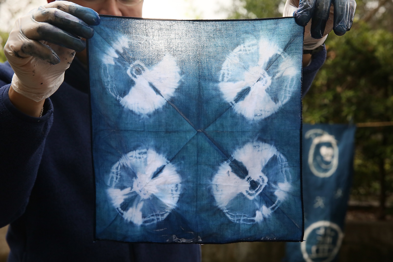 透過天然植物大菁入色，布巾散發著自然的藍色魔力。